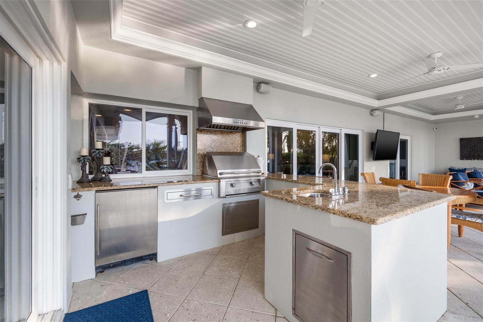 935 EDEN ISLE DR NE, ST PETERSBURG, FL, 33704