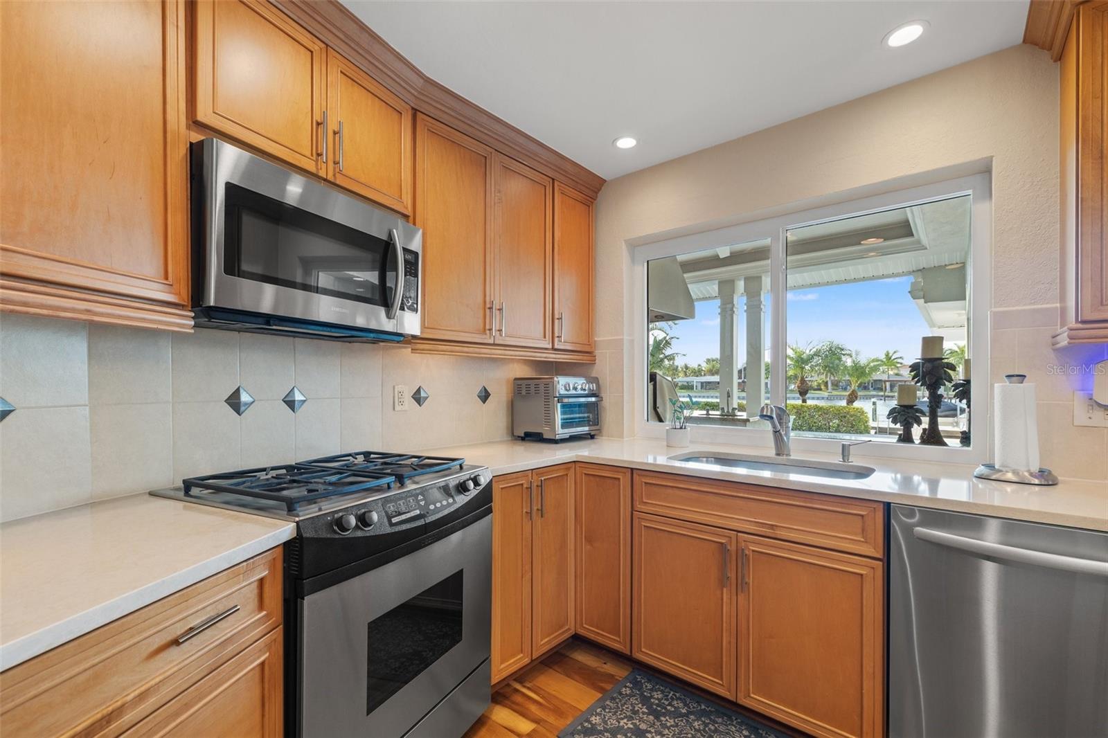 935 EDEN ISLE DR NE, ST PETERSBURG, FL, 33704