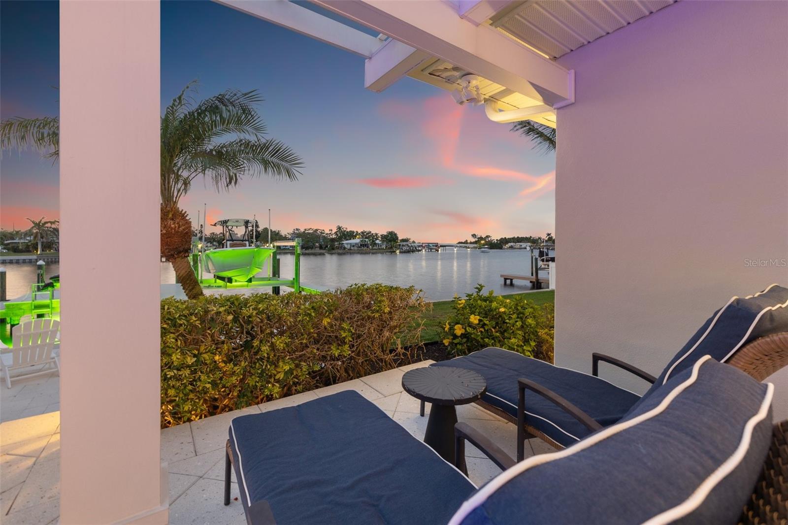 935 EDEN ISLE DR NE, ST PETERSBURG, FL, 33704