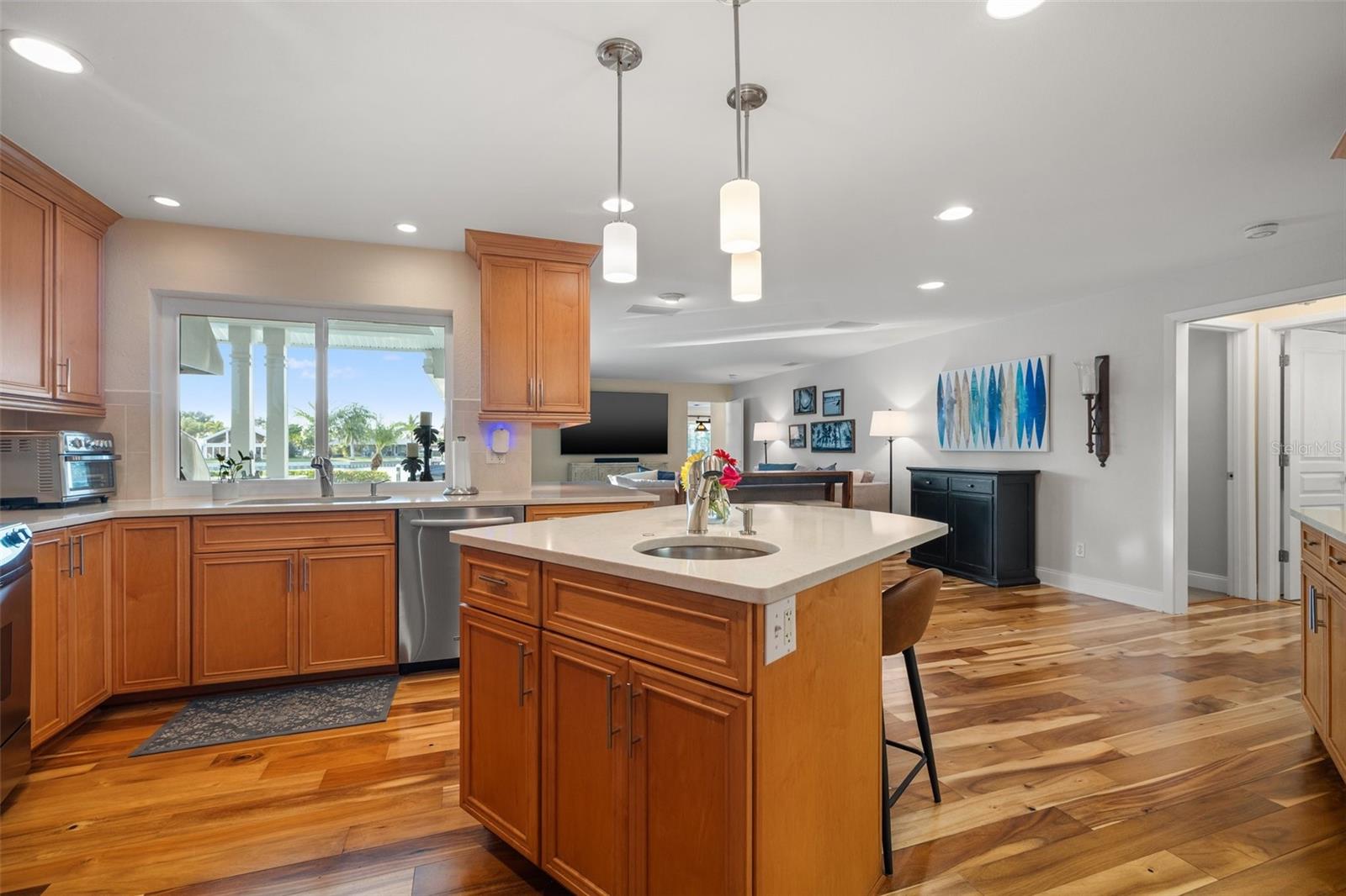 935 EDEN ISLE DR NE, ST PETERSBURG, FL, 33704