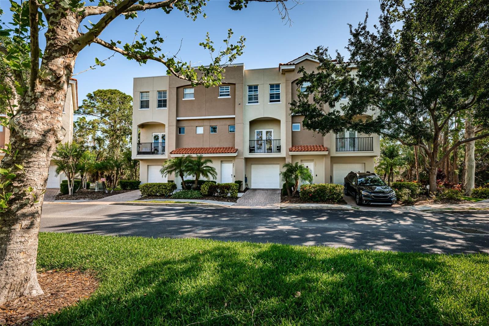 Built in 2007, 805 100th Ave N is the middle unit in this 3 unit building.