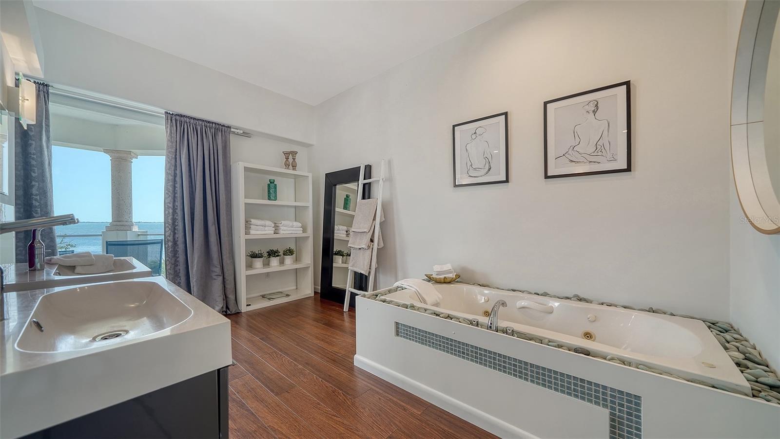 404 S SHORE DR, SARASOTA, FL, 34234