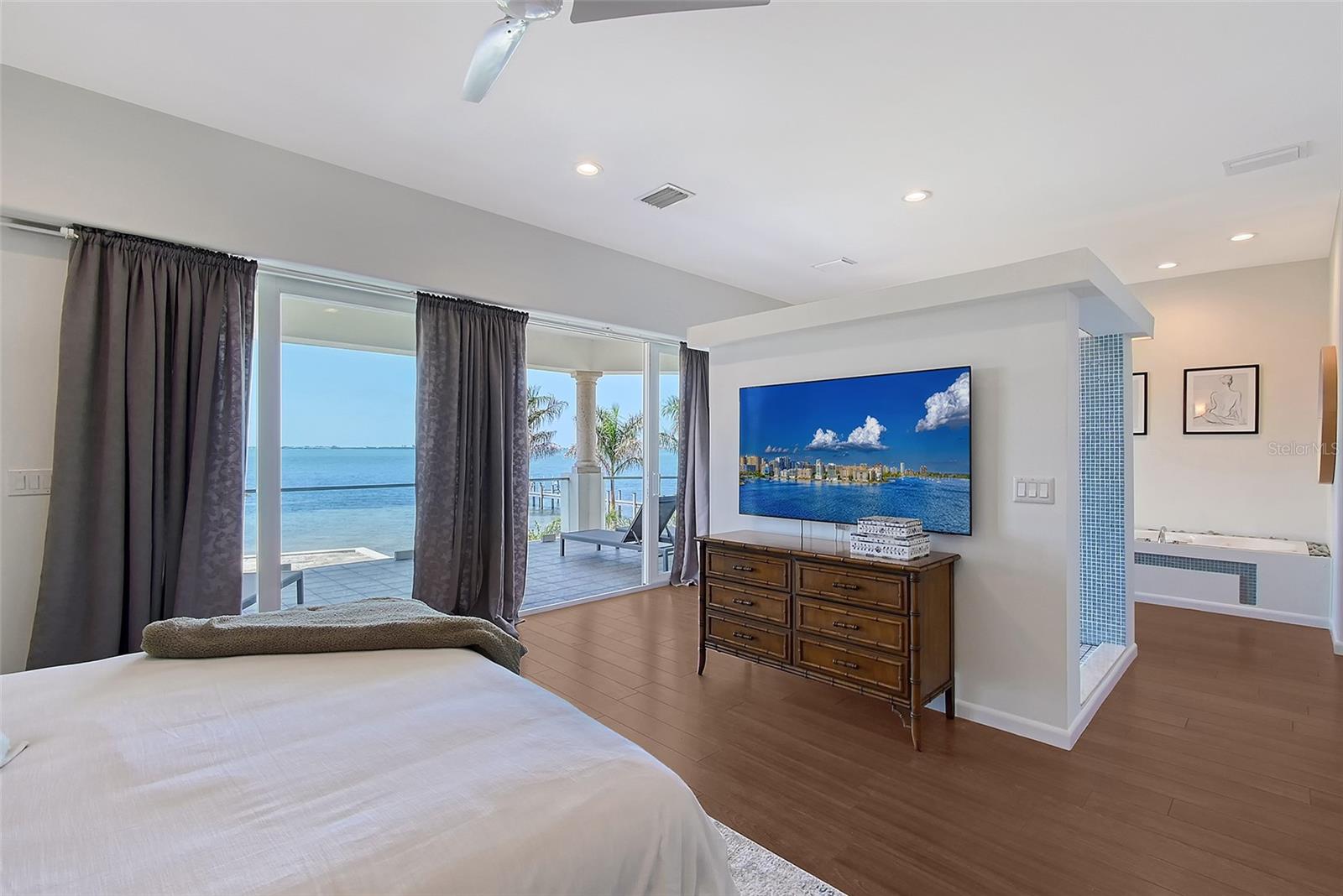 404 S SHORE DR, SARASOTA, FL, 34234