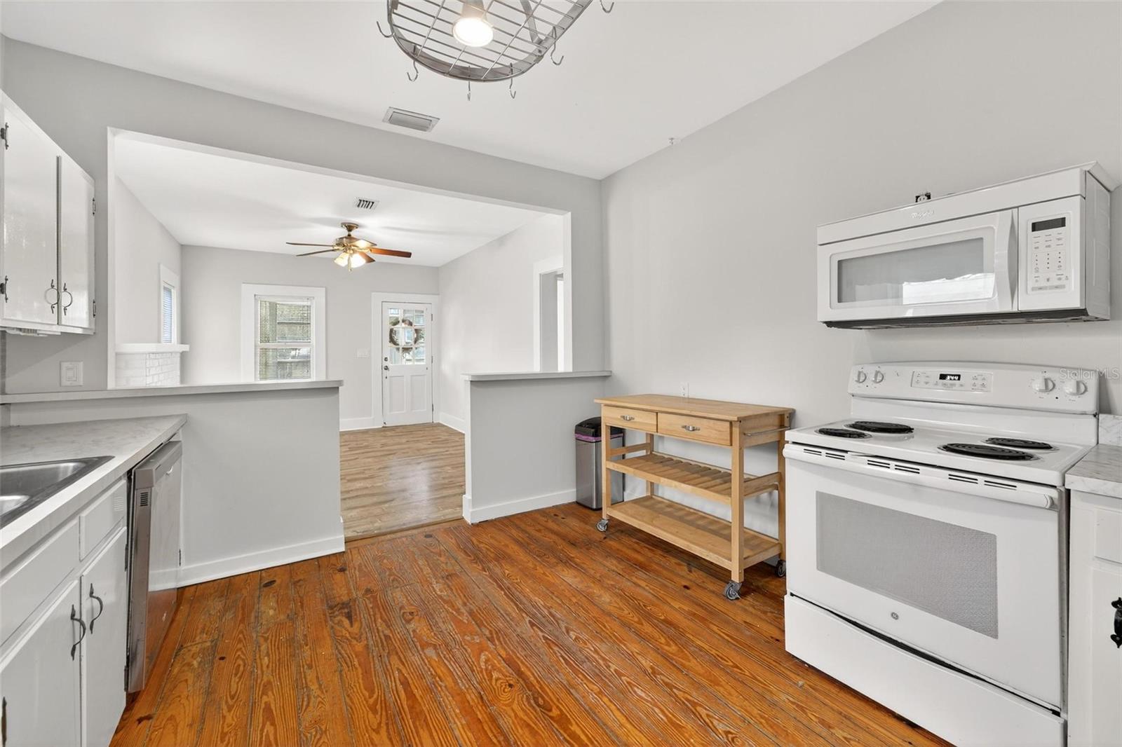 57 N ORANGE AVE, UMATILLA, FL, 32784