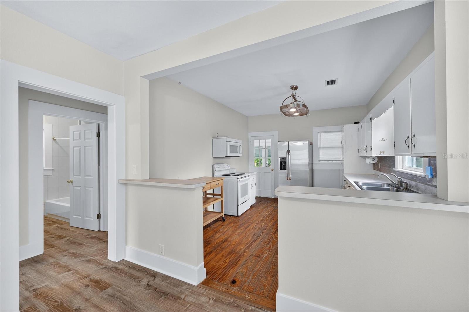 57 N ORANGE AVE, UMATILLA, FL, 32784