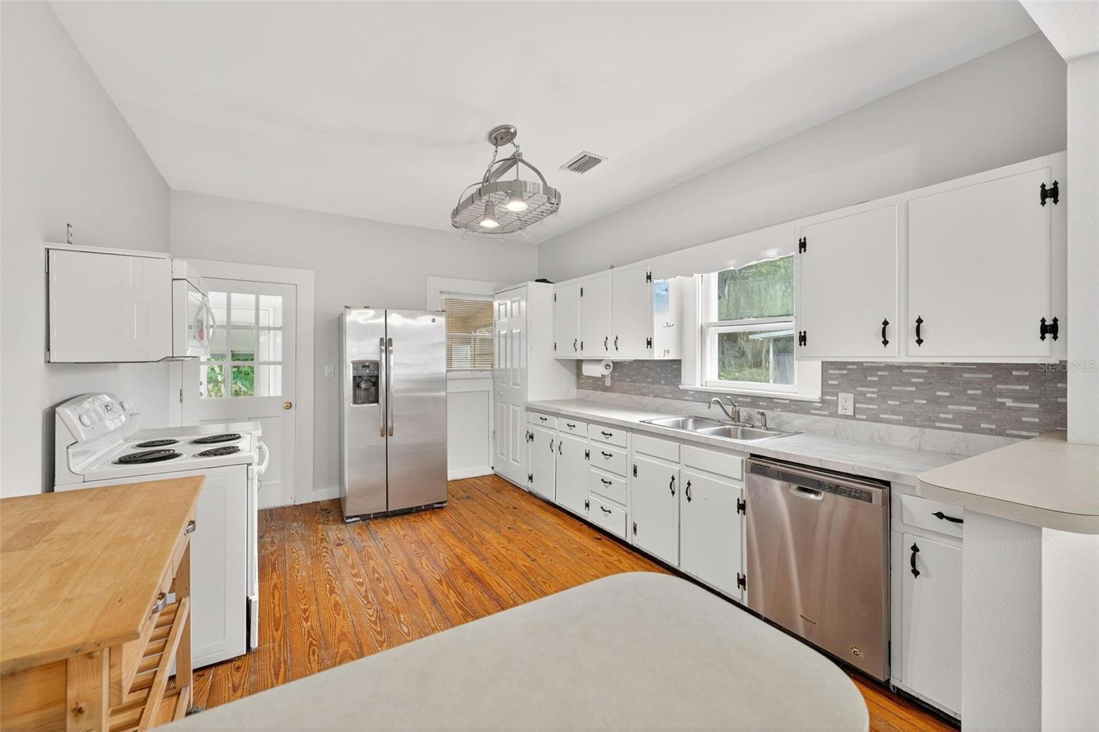 57 N ORANGE AVE, UMATILLA, FL, 32784