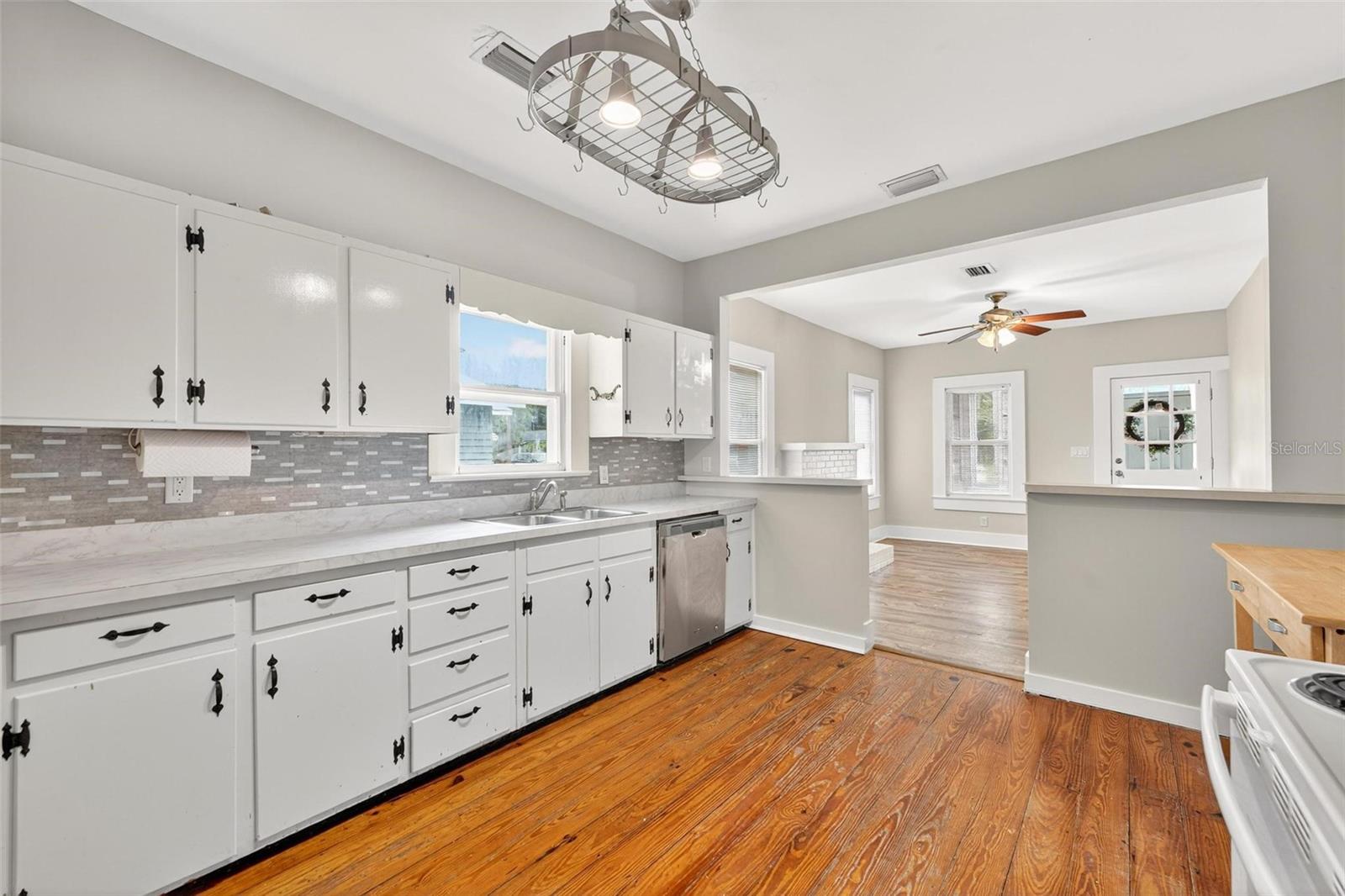 57 N ORANGE AVE, UMATILLA, FL, 32784