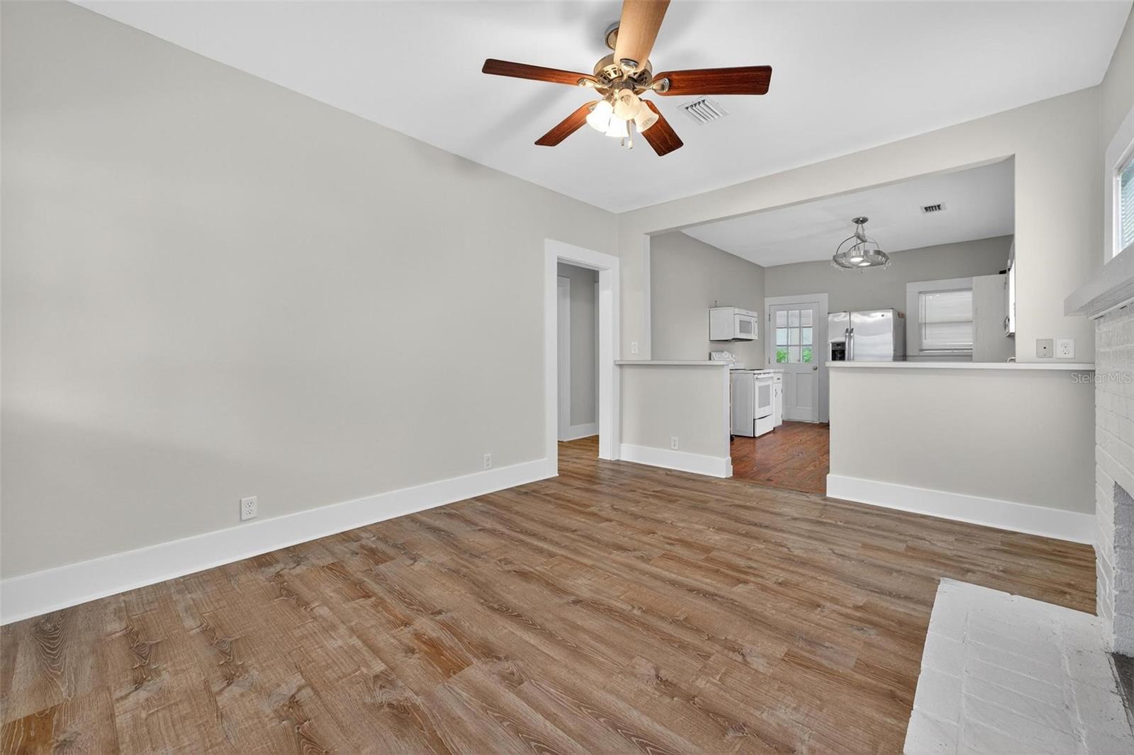 57 N ORANGE AVE, UMATILLA, FL, 32784