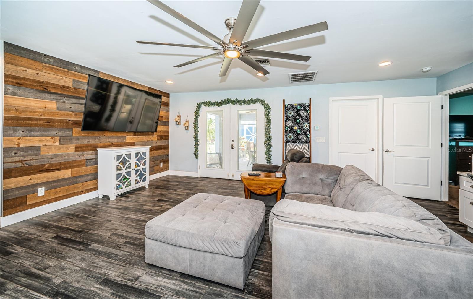 Spacious living room