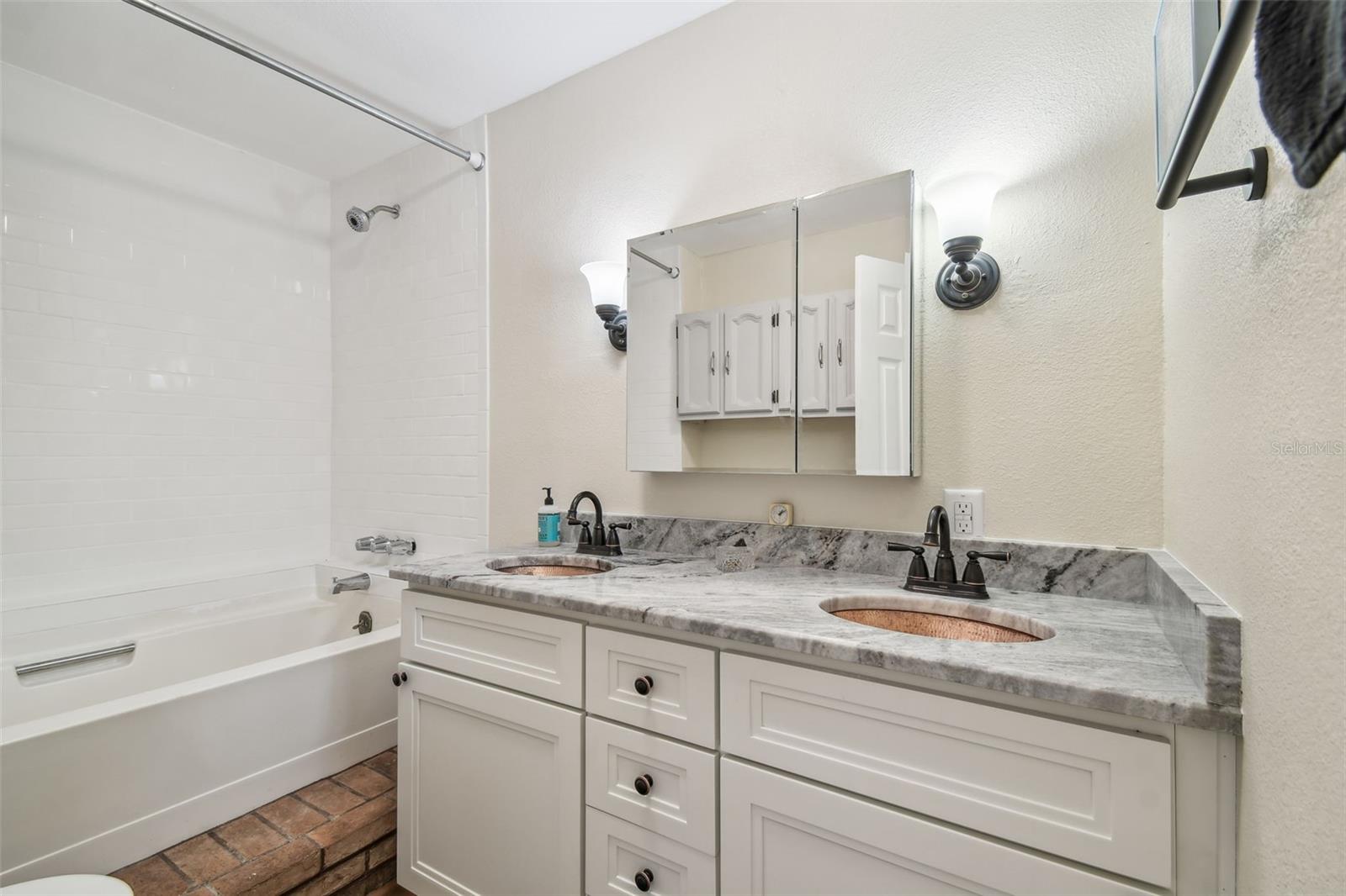 Primary bedroom ensuite bath