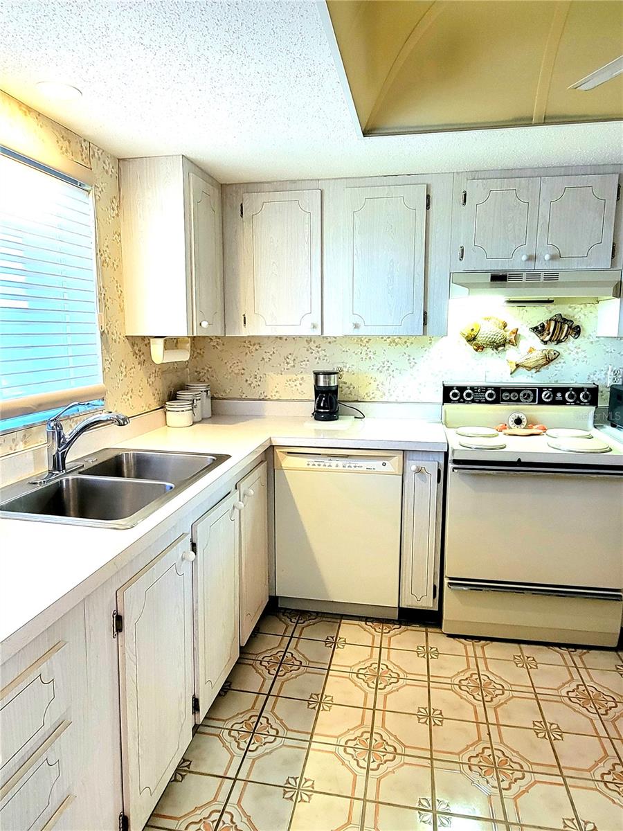 3454 LAKE BAYSHORE DR #420 BLDG P, BRADENTON, FL, 34205