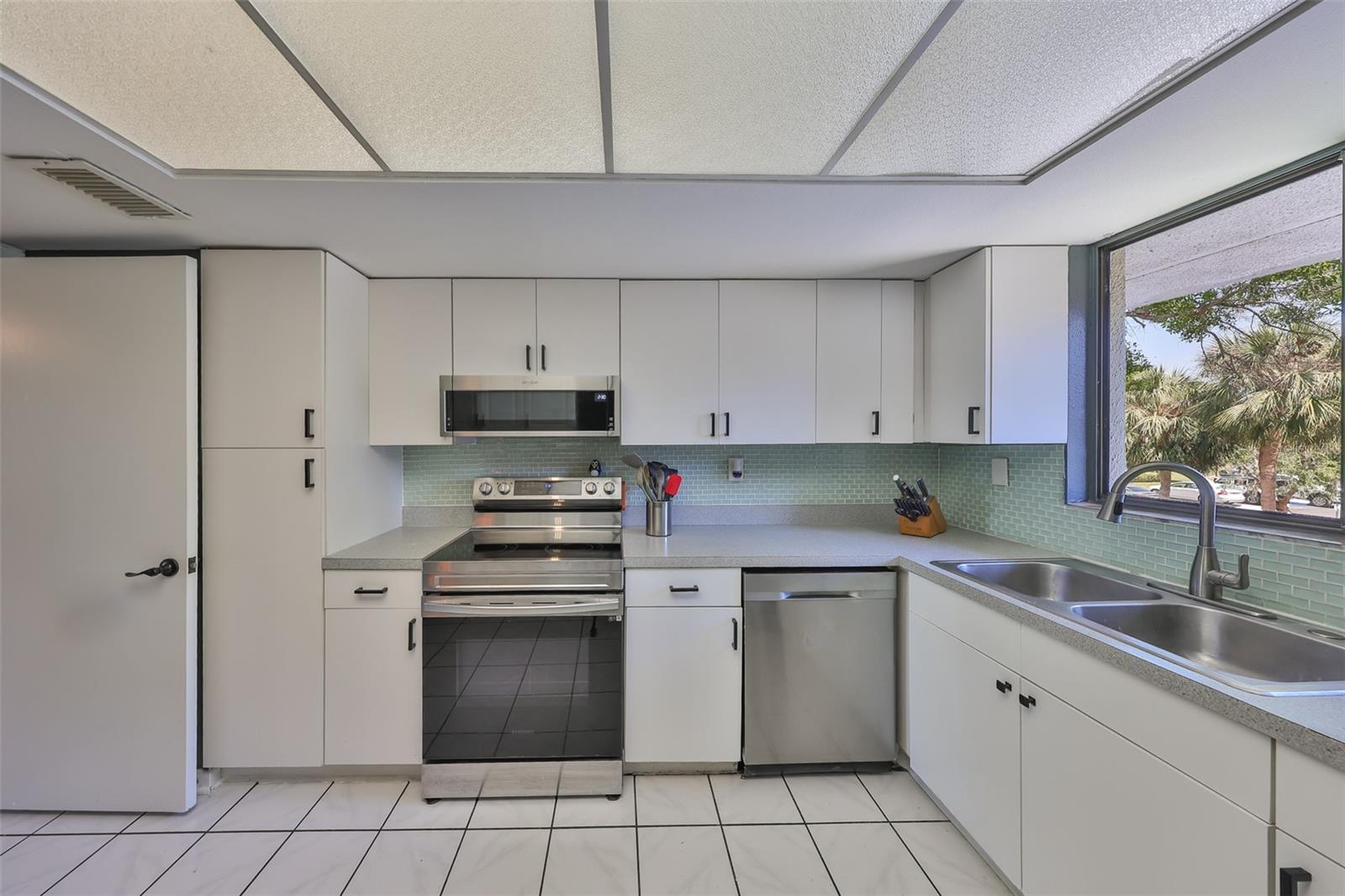 880 S VILLAGE DR N #202, ST PETERSBURG, FL, 33716