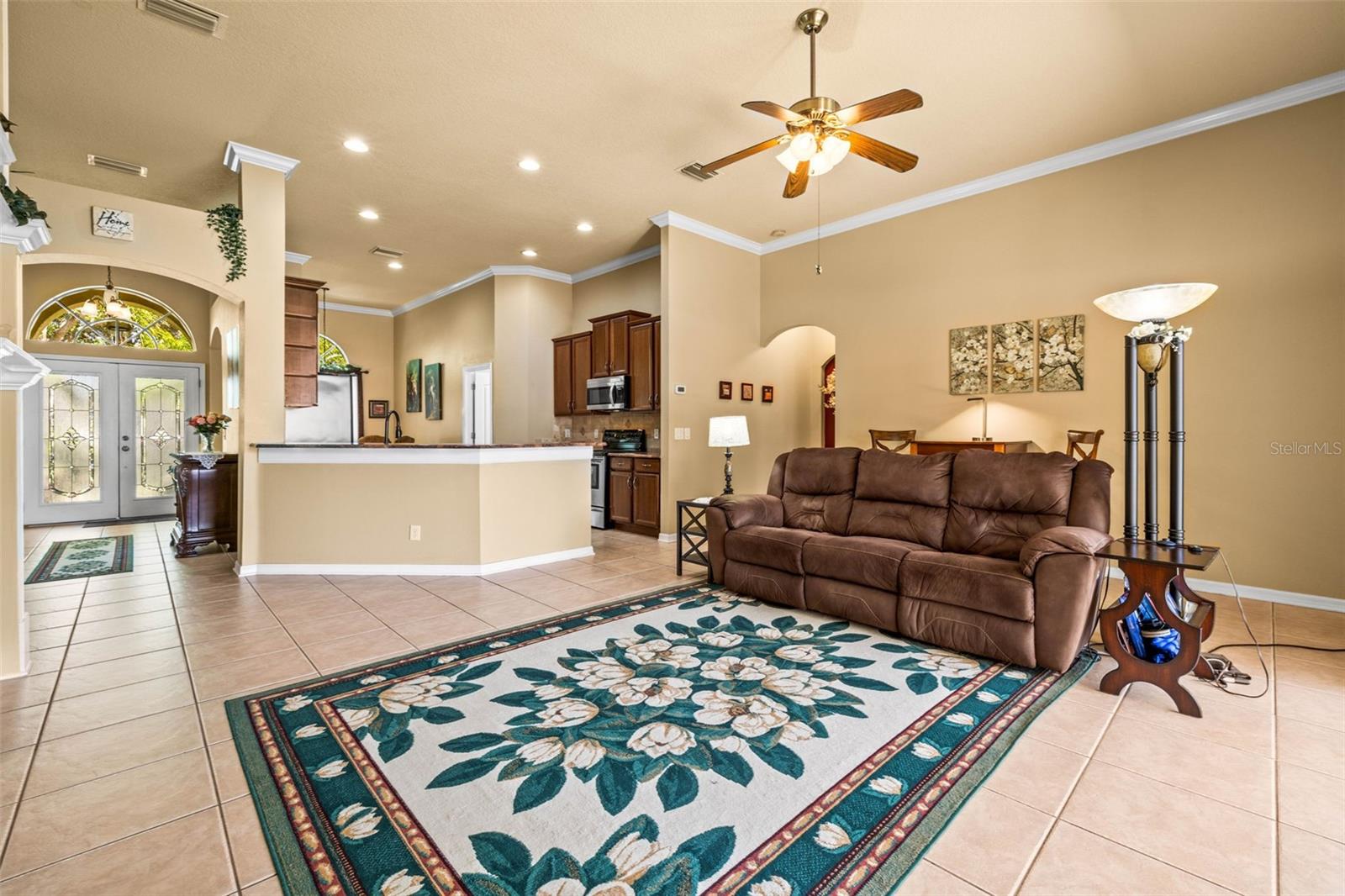 Large family room with vaulted ceilings