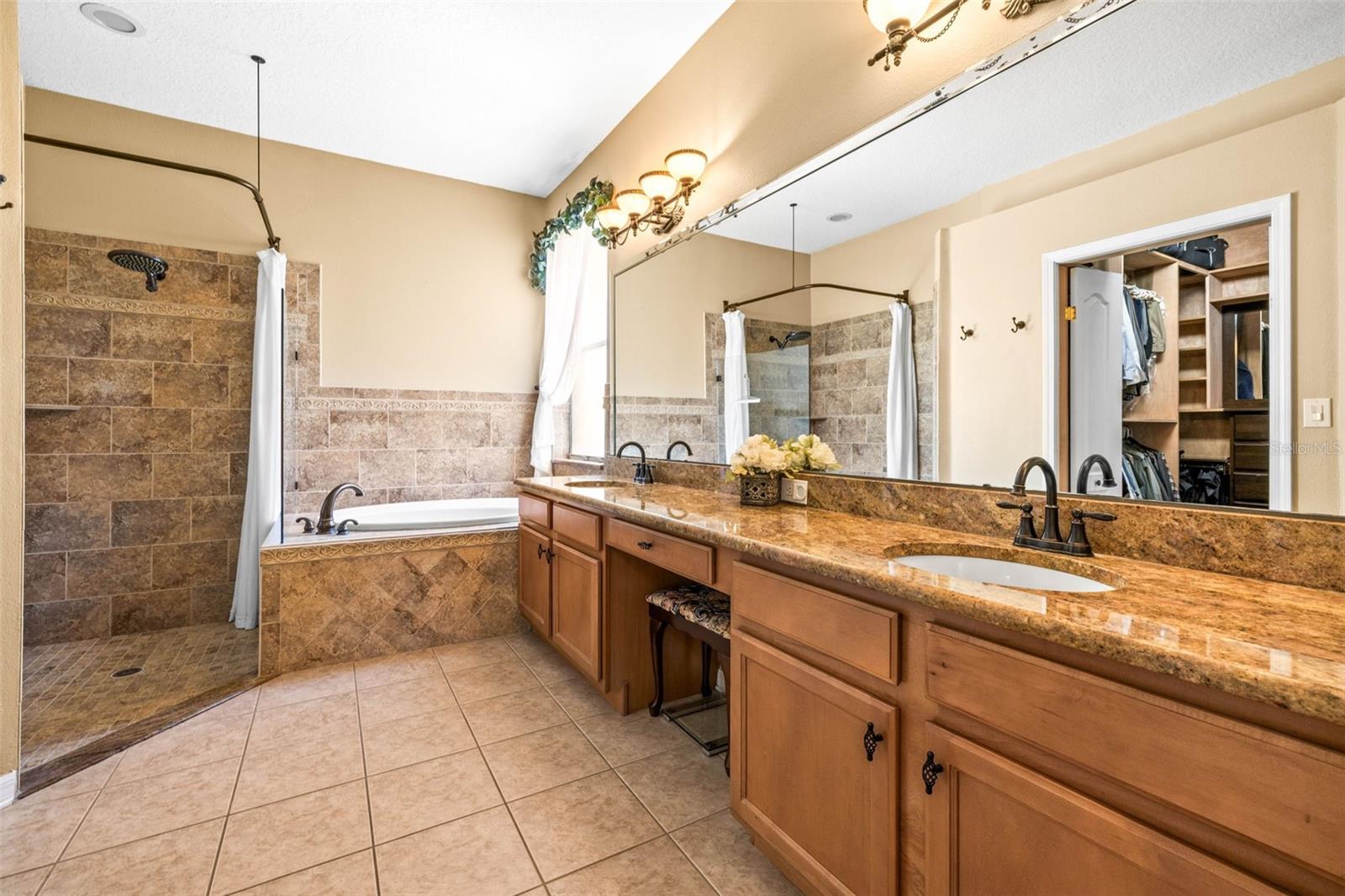 Ensuite Bath with Dual Sinks