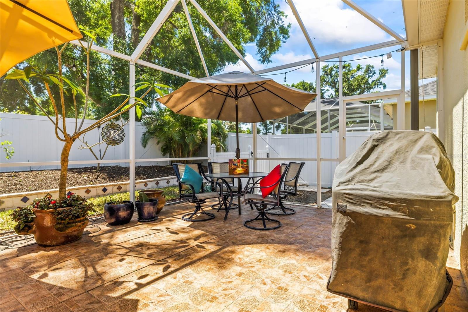 Screened lanai perfect for alfresco dining