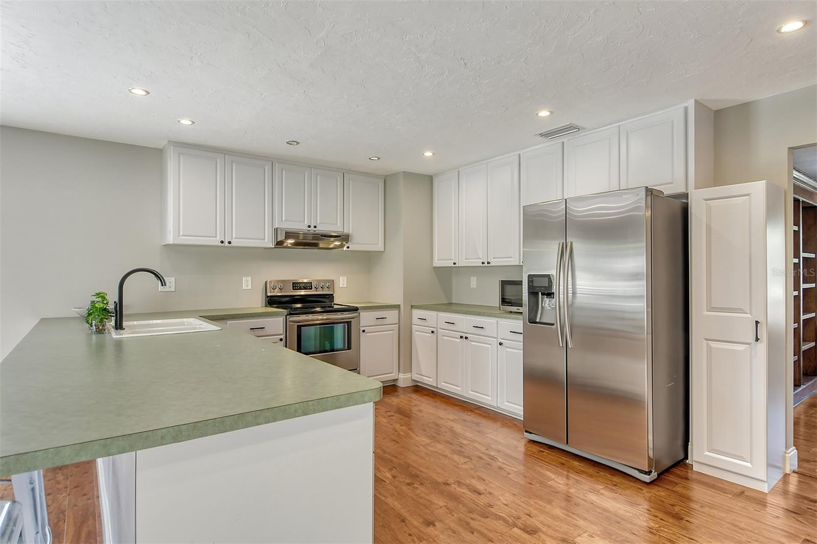 A4648512 Property Photo