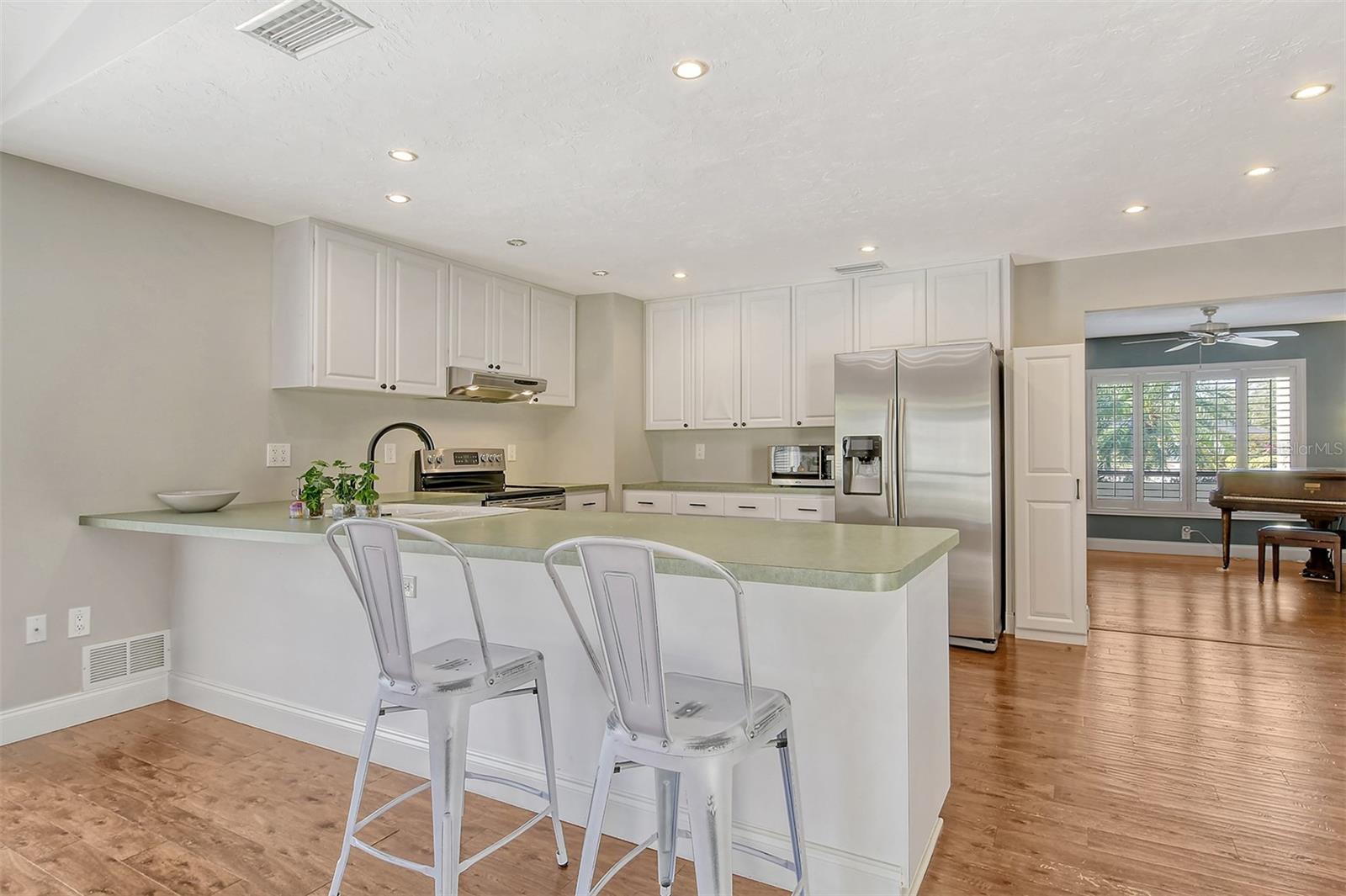 A4648512 Property Photo
