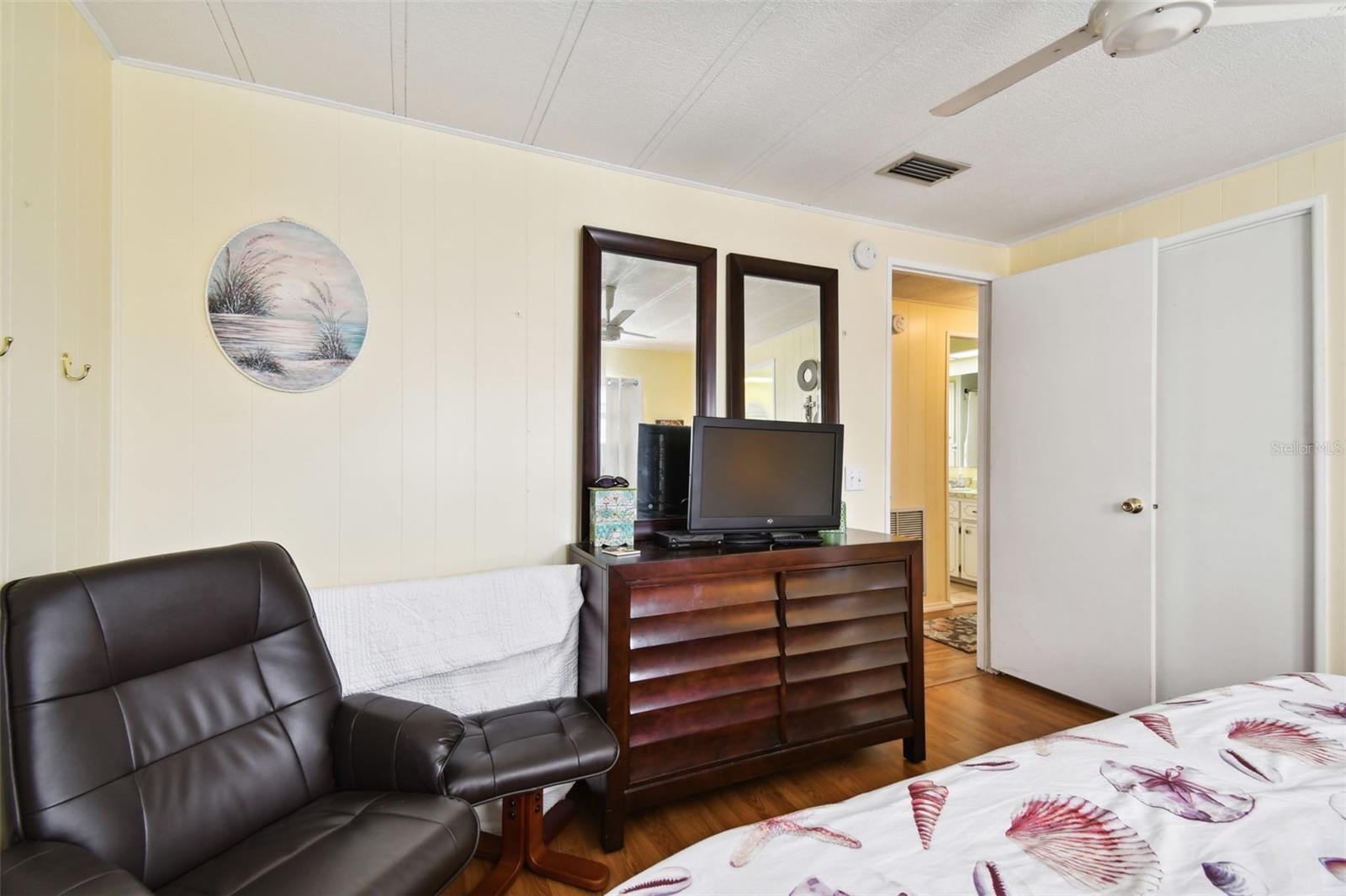 TB8373489 Property Photo