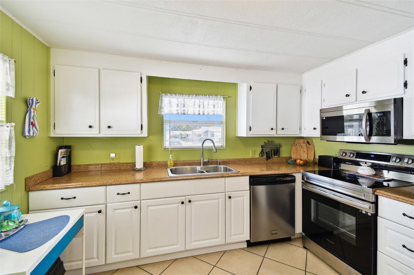 TB8373489 Property Photo