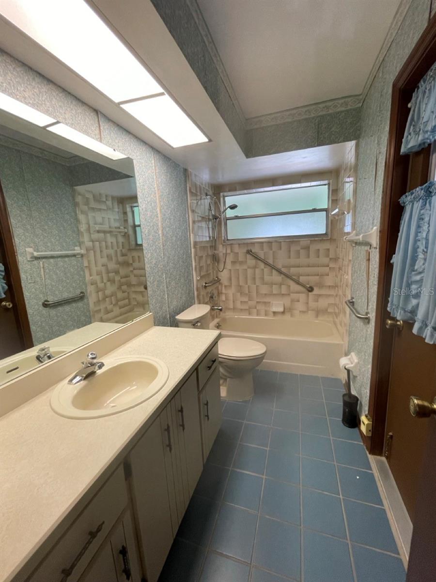 8129 GRANADA BLVD, ORLANDO, FL, 32836