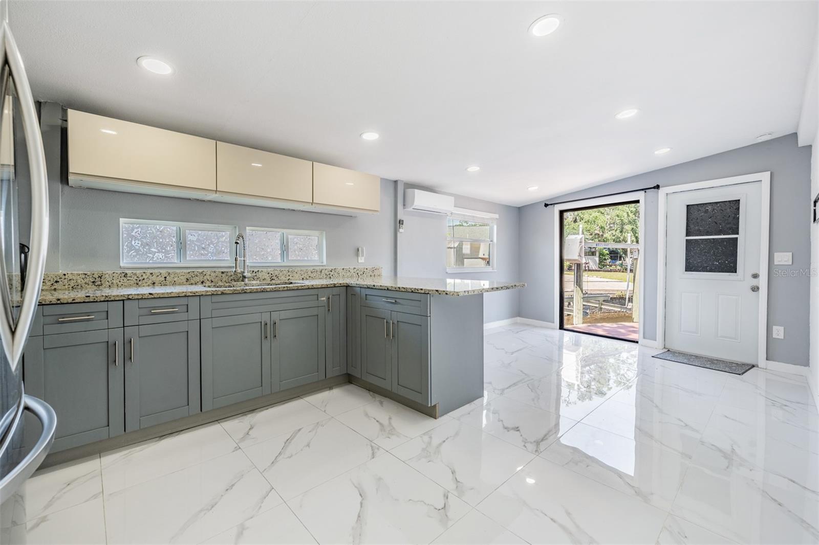 8816 MEMORIAL HWY, TAMPA, FL, 33615