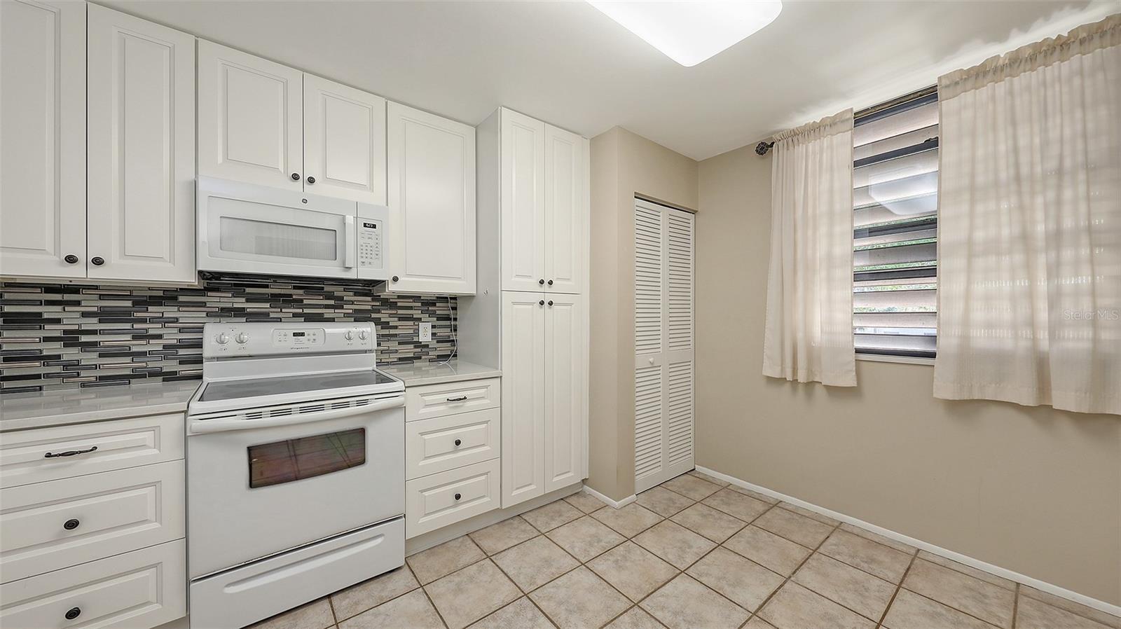 811 OAK DR #811, BRADENTON, FL, 34210