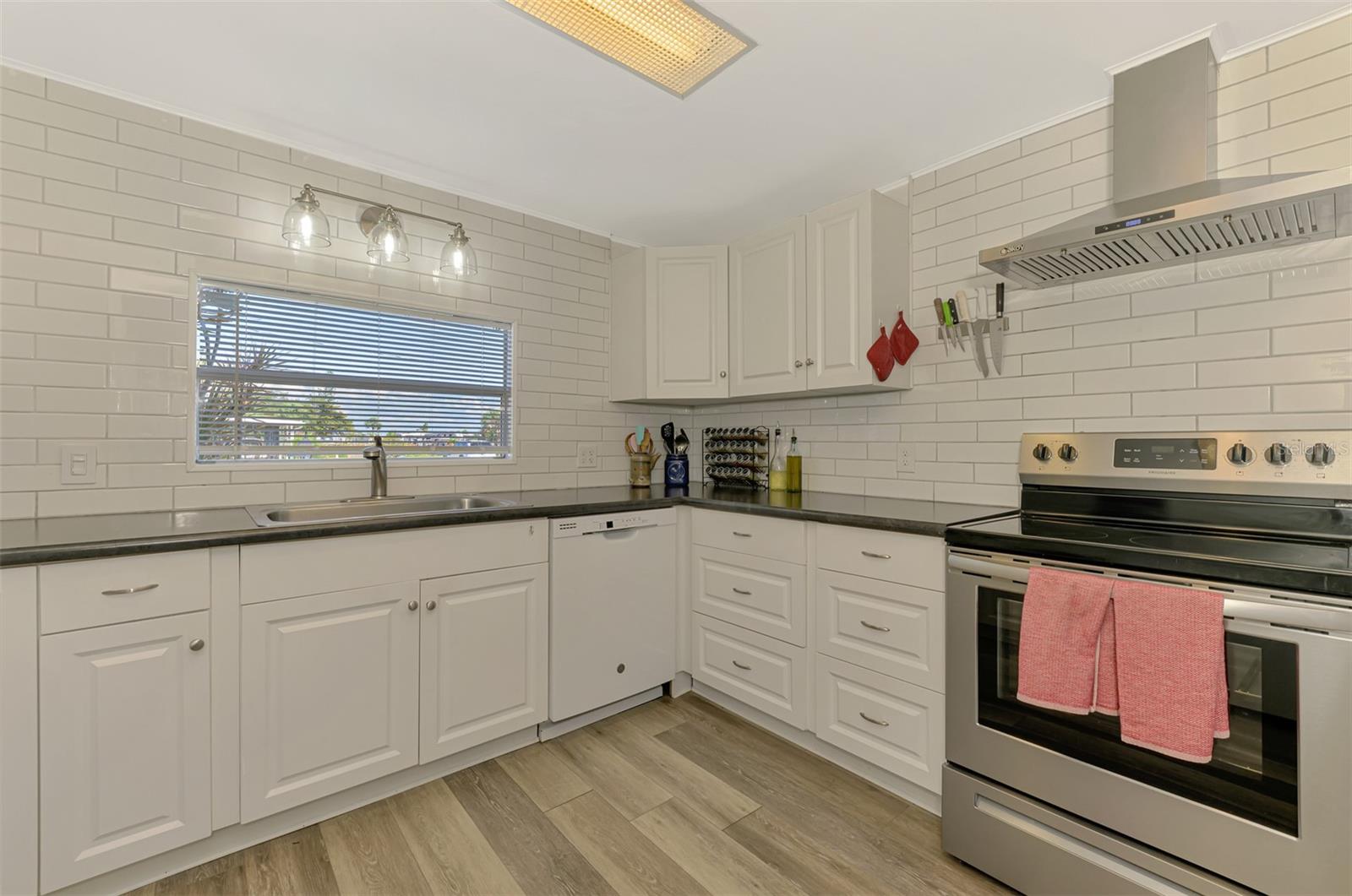 1376 FLAMINGO DR, ENGLEWOOD, FL, 34224