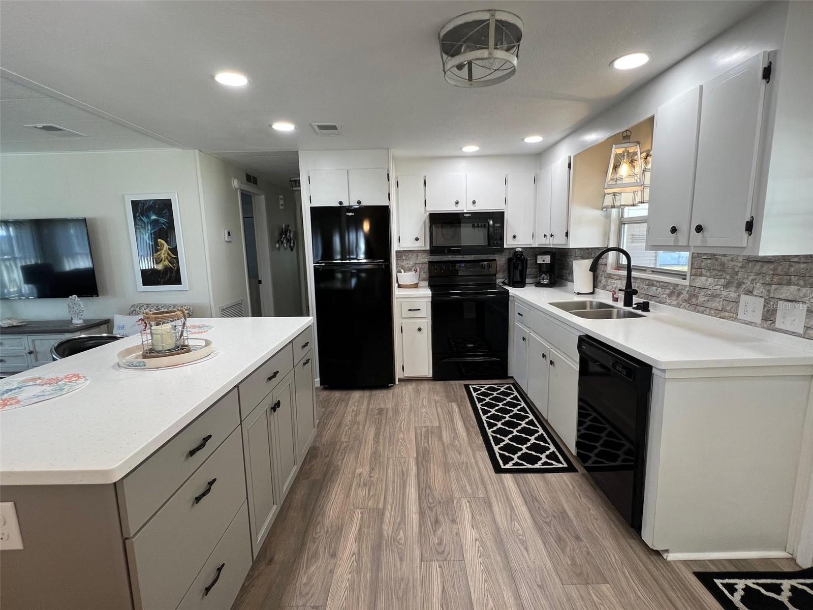 825 COCONUT PALM ST, LARGO, FL, 33778