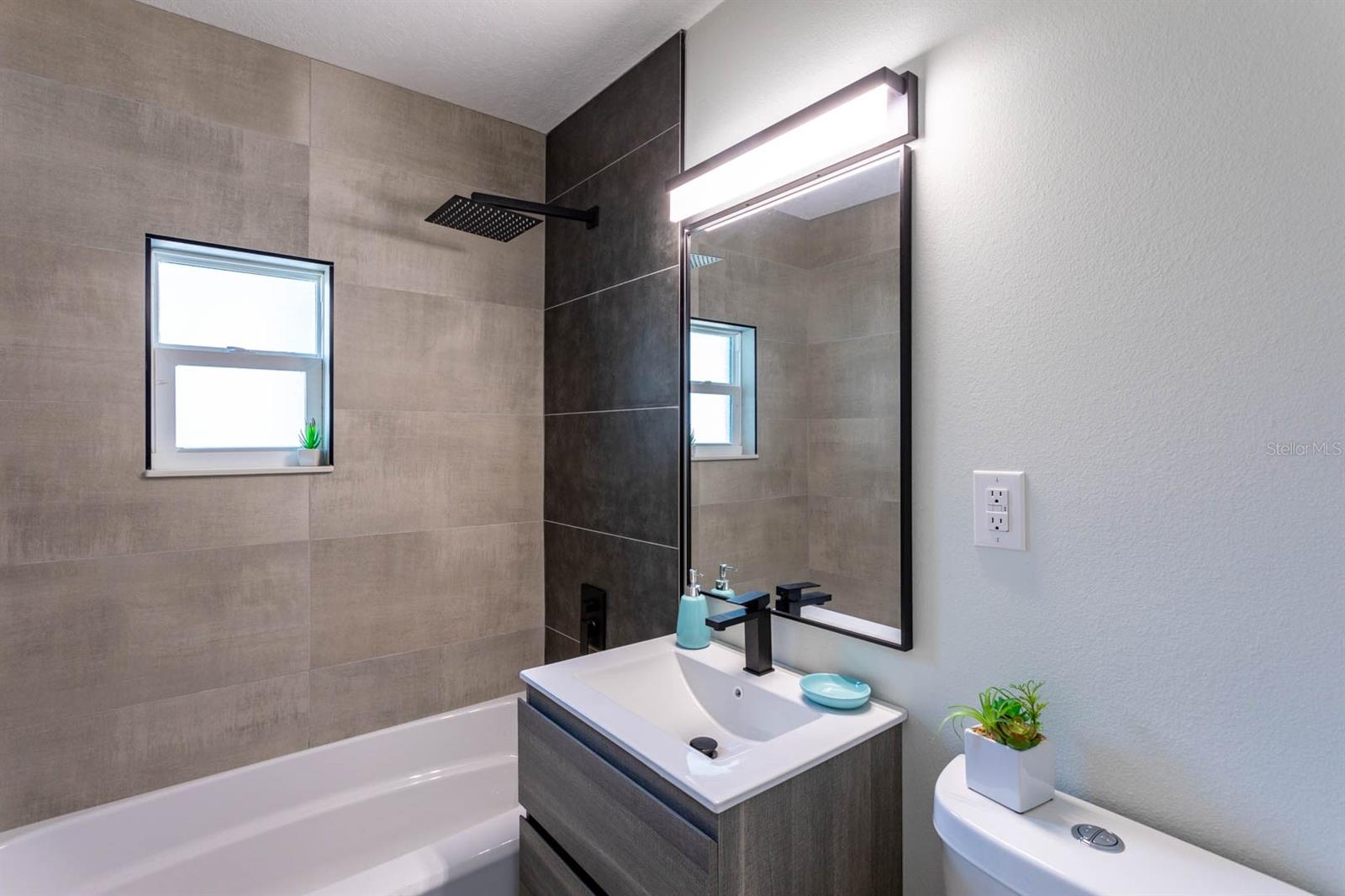 8 PALM DR, ORMOND BEACH, FL, 32176