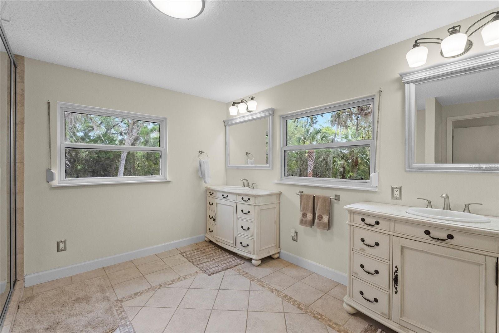 800 HIDDEN OAKS LN, OAK HILL, FL, 32759
