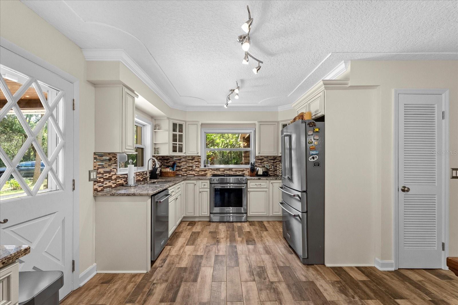 800 HIDDEN OAKS LN, OAK HILL, FL, 32759