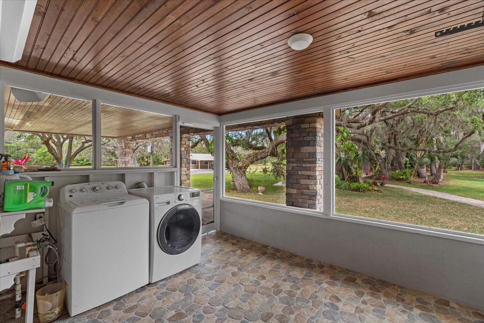 800 HIDDEN OAKS LN, OAK HILL, FL, 32759