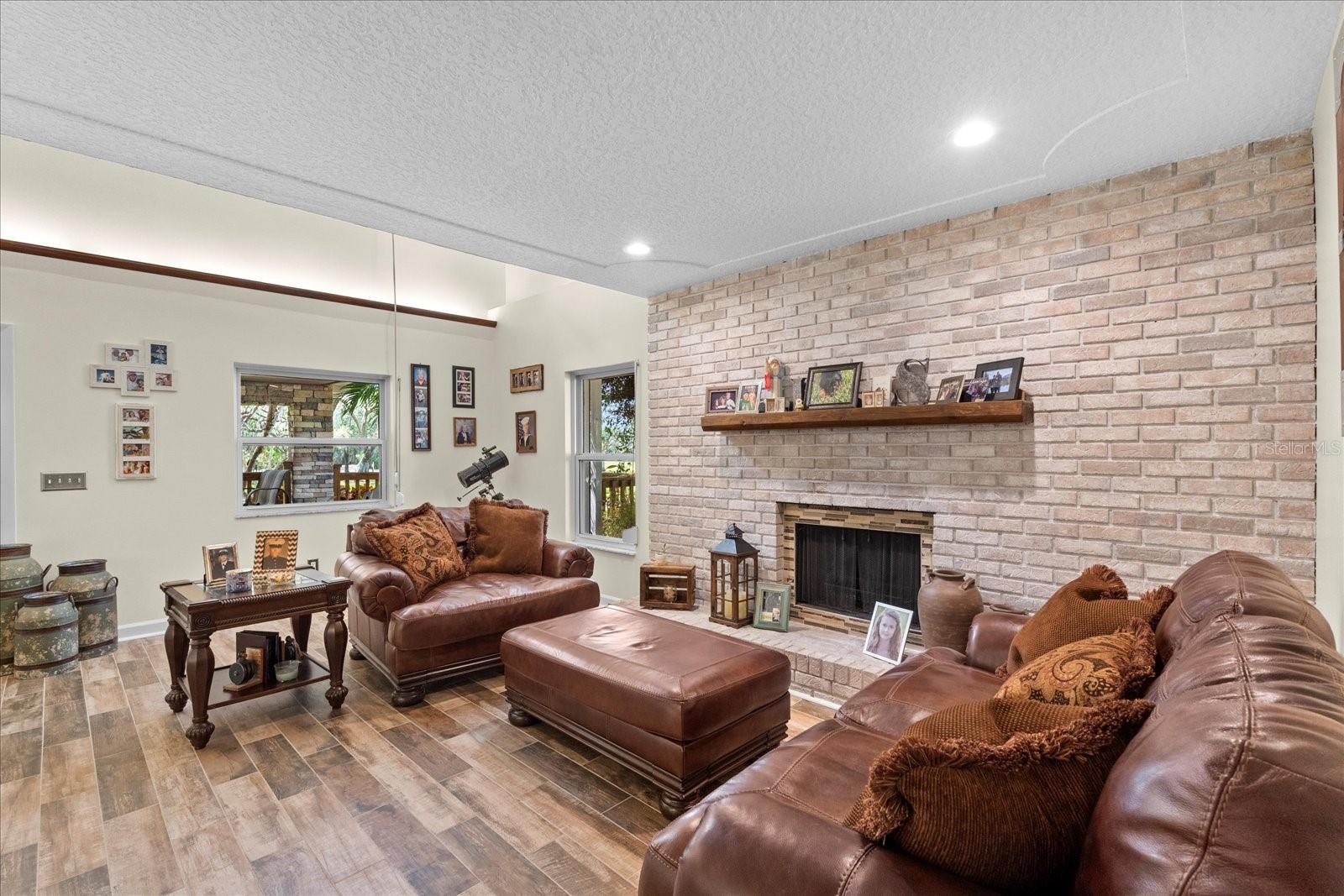 800 HIDDEN OAKS LN, OAK HILL, FL, 32759