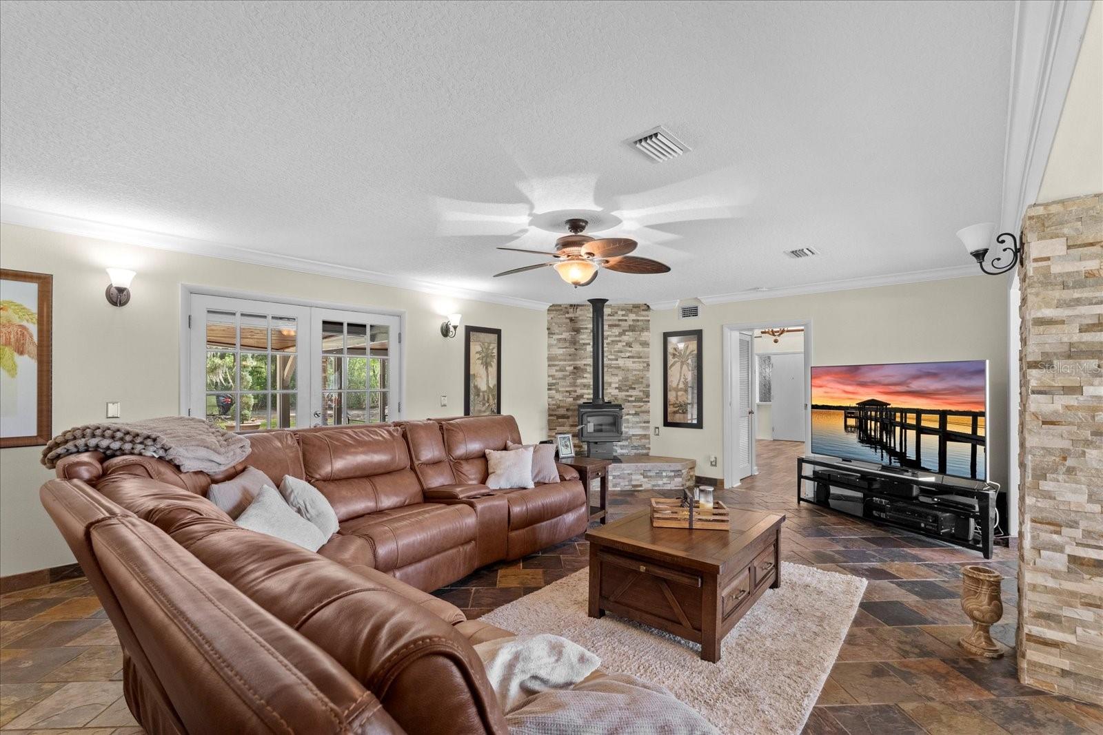 800 HIDDEN OAKS LN, OAK HILL, FL, 32759