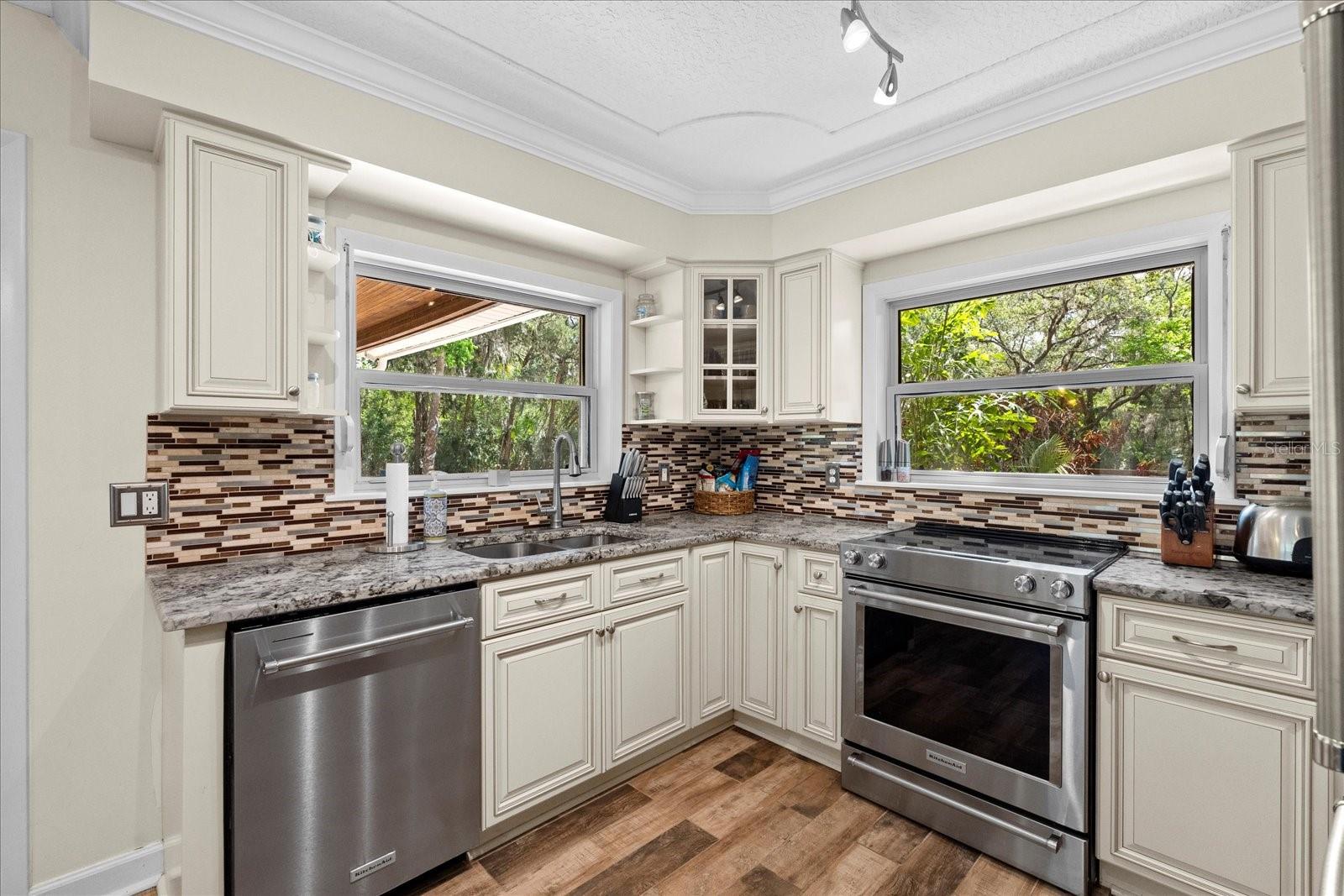 800 HIDDEN OAKS LN, OAK HILL, FL, 32759