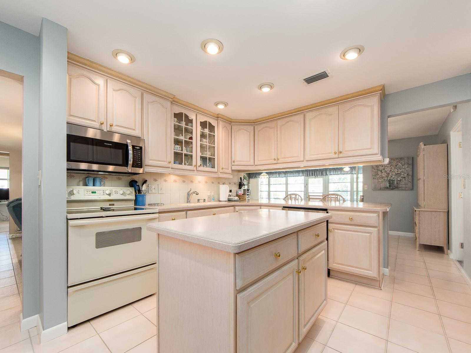 14269 YACHT CLUB BLVD, SEMINOLE, FL, 33776