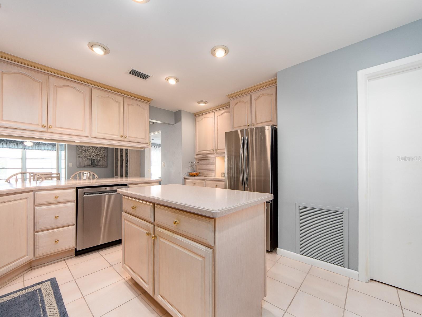 14269 YACHT CLUB BLVD, SEMINOLE, FL, 33776