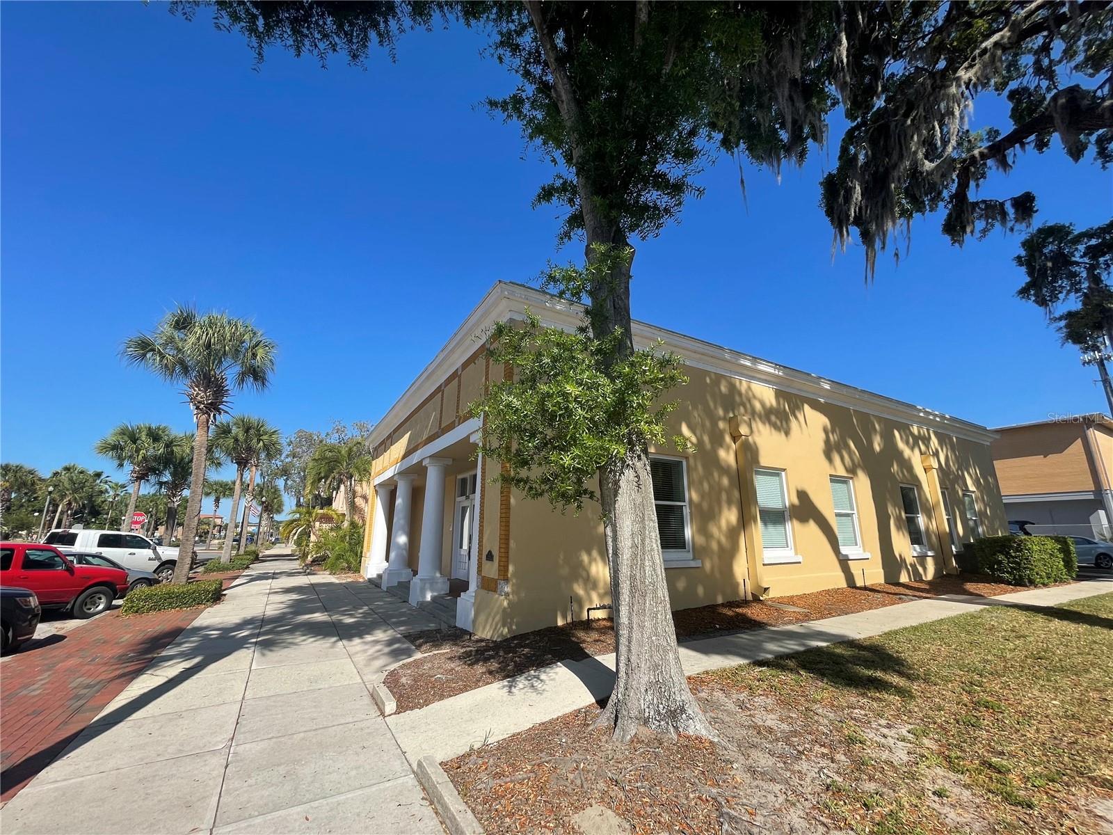 220 W MAIN ST, TAVARES, FL, 32778