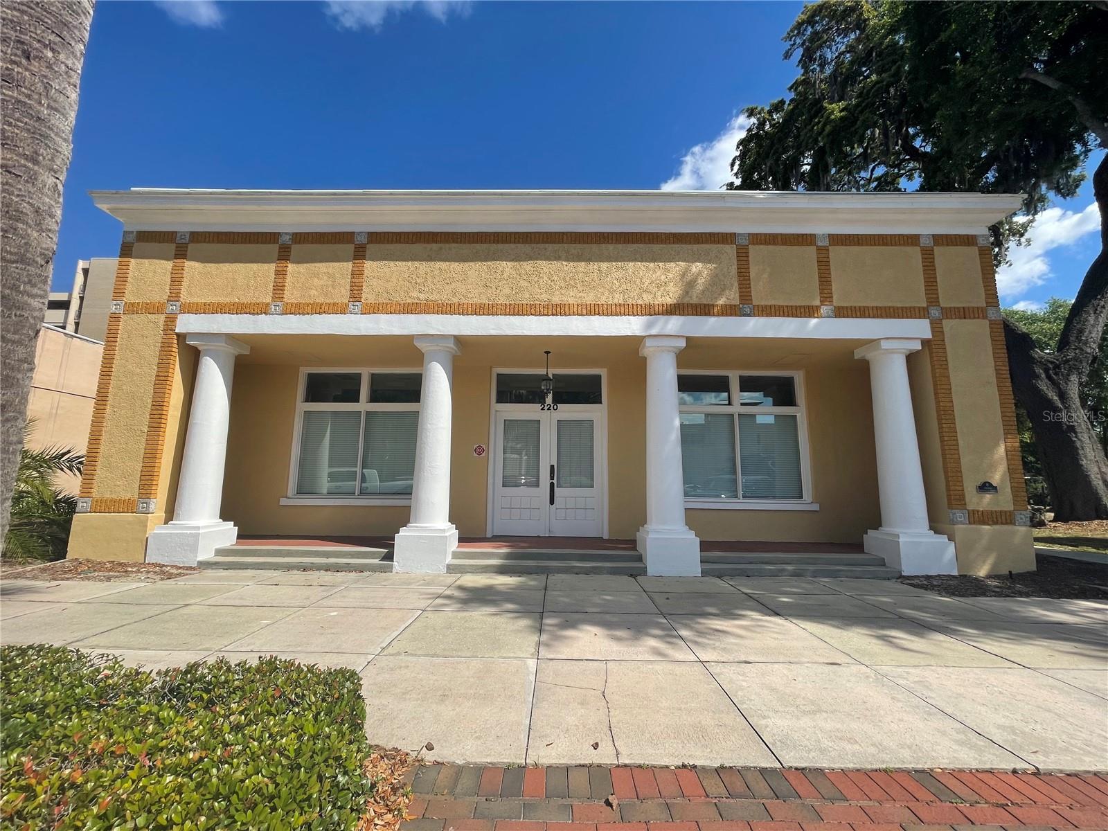 220 W MAIN ST, TAVARES, FL, 32778