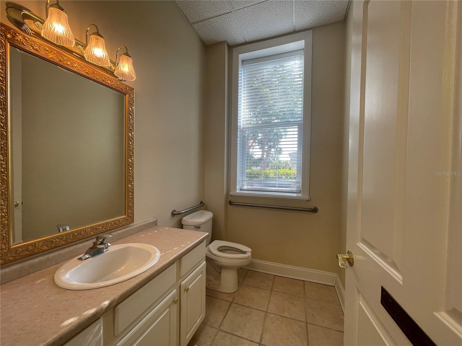 220 W MAIN ST, TAVARES, FL, 32778