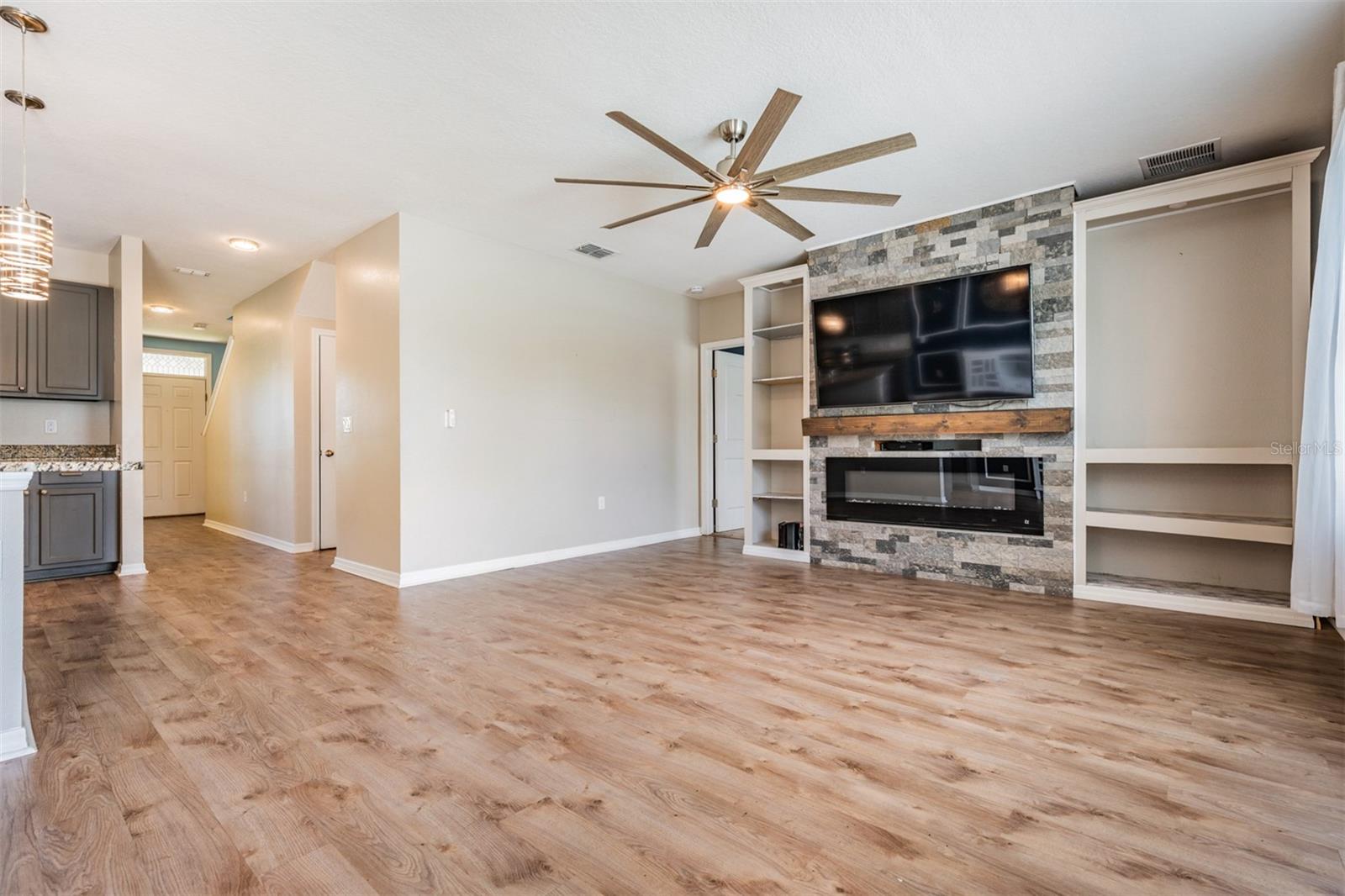 9614 TRONCAIS CIR, THONOTOSASSA, FL, 33592