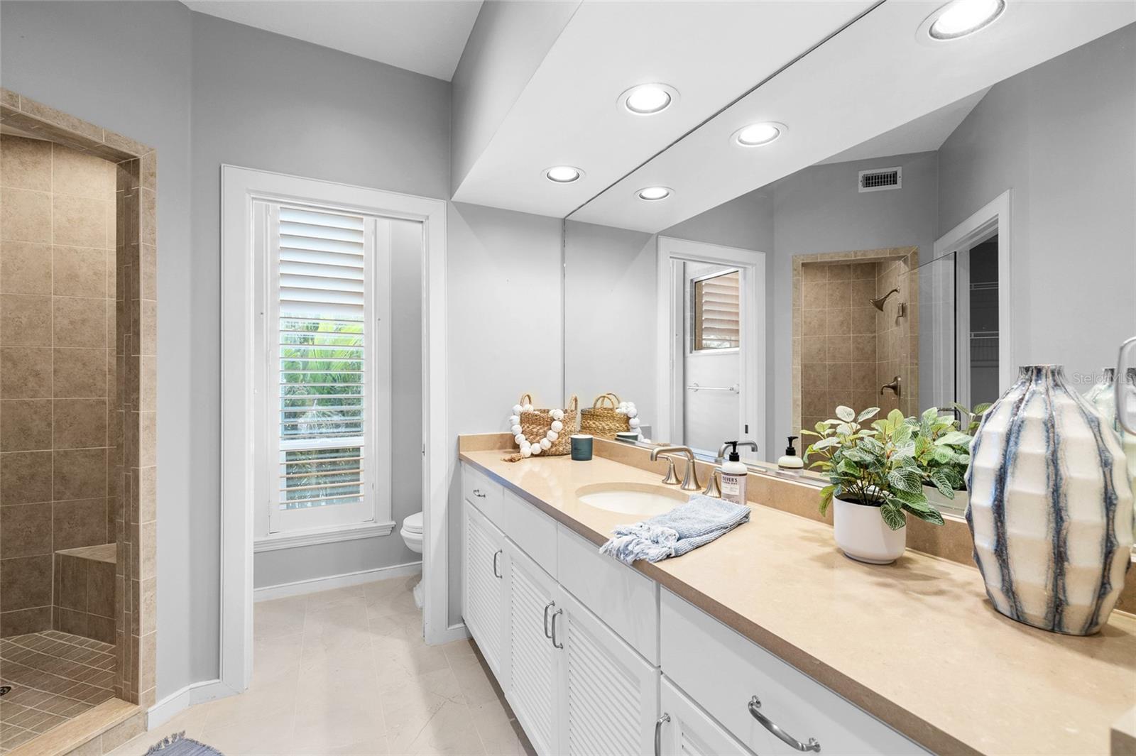 TB8375836 Property Photo