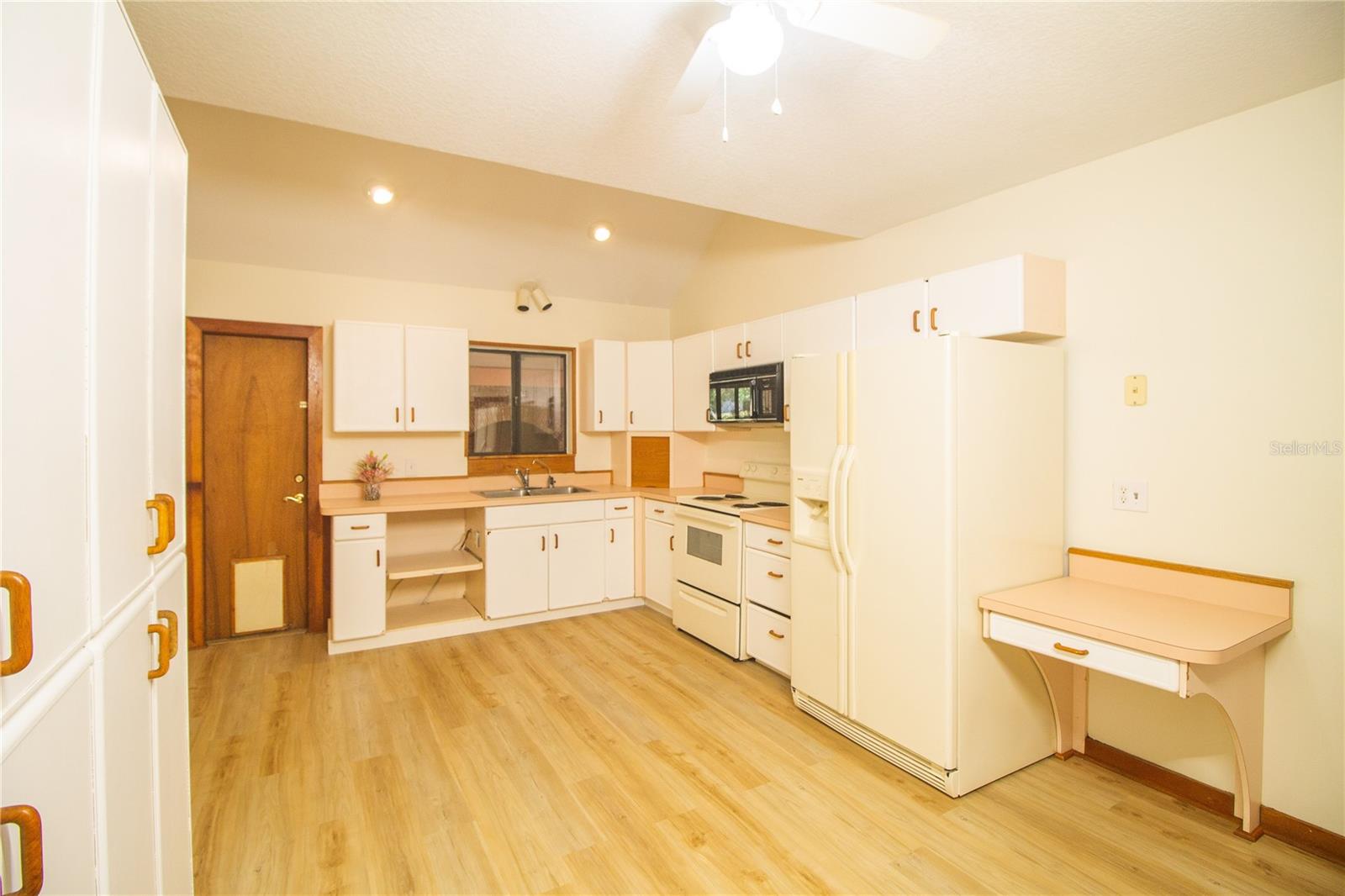 2112 ROBIE AVE, MOUNT DORA, FL, 32757