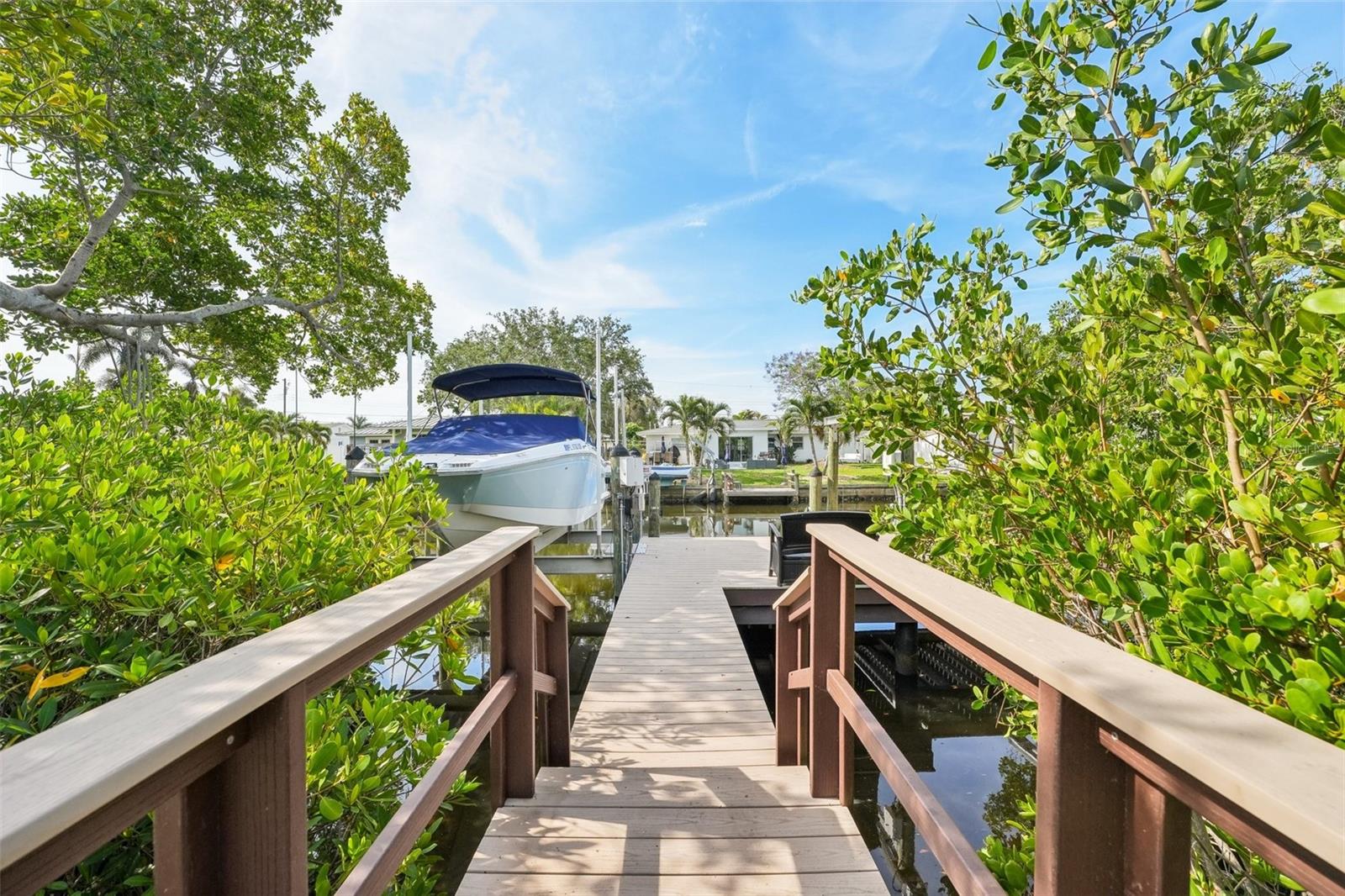 750 SAND PINE DR NE, ST PETERSBURG, FL, 33703