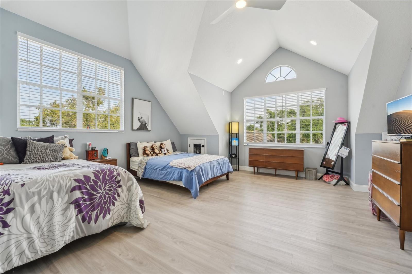 750 SAND PINE DR NE, ST PETERSBURG, FL, 33703