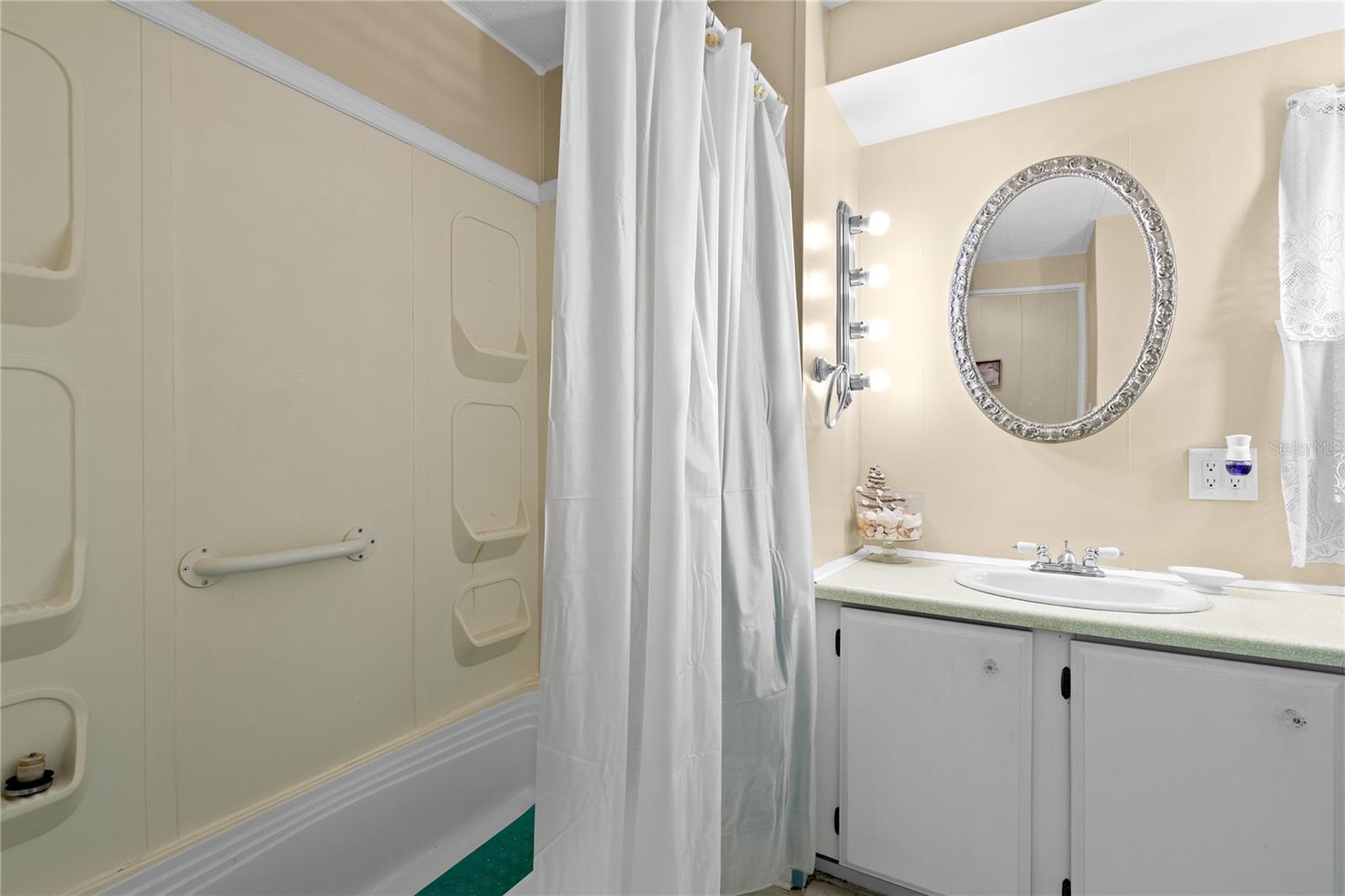 201 CARRIAGE LN, NORTH FORT MYERS, FL, 33917