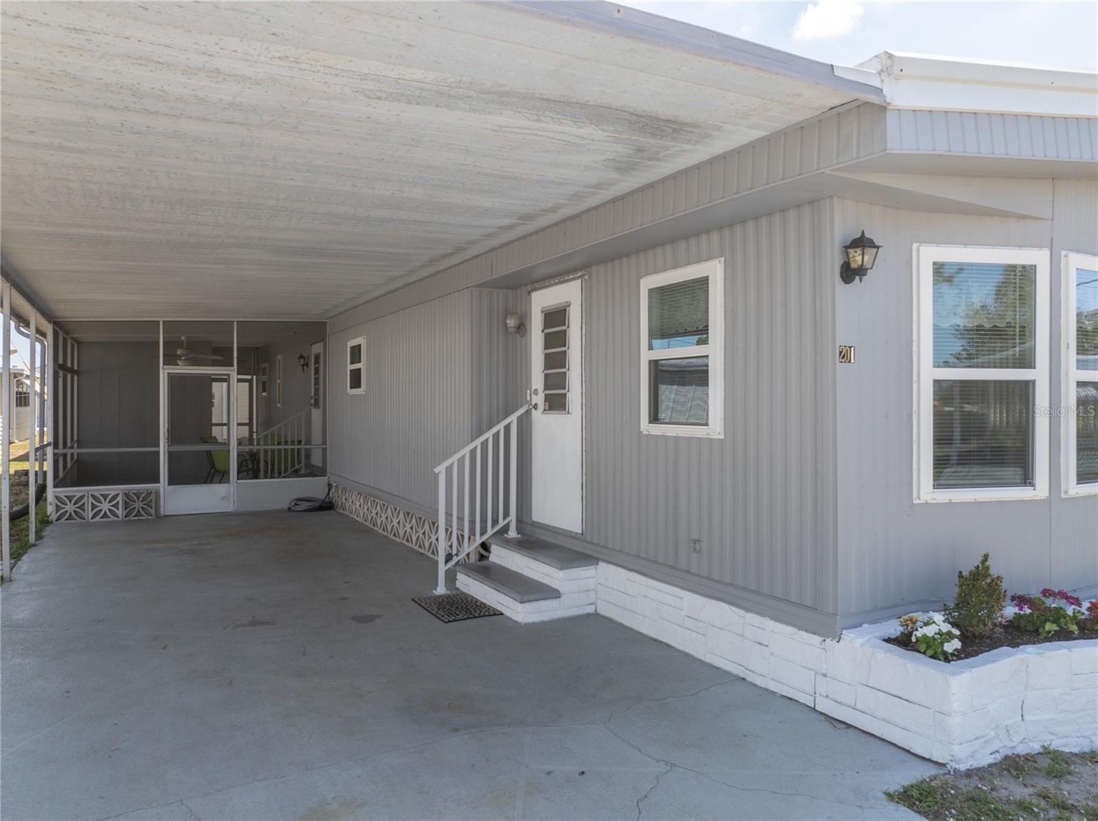 201 CARRIAGE LN, NORTH FORT MYERS, FL, 33917