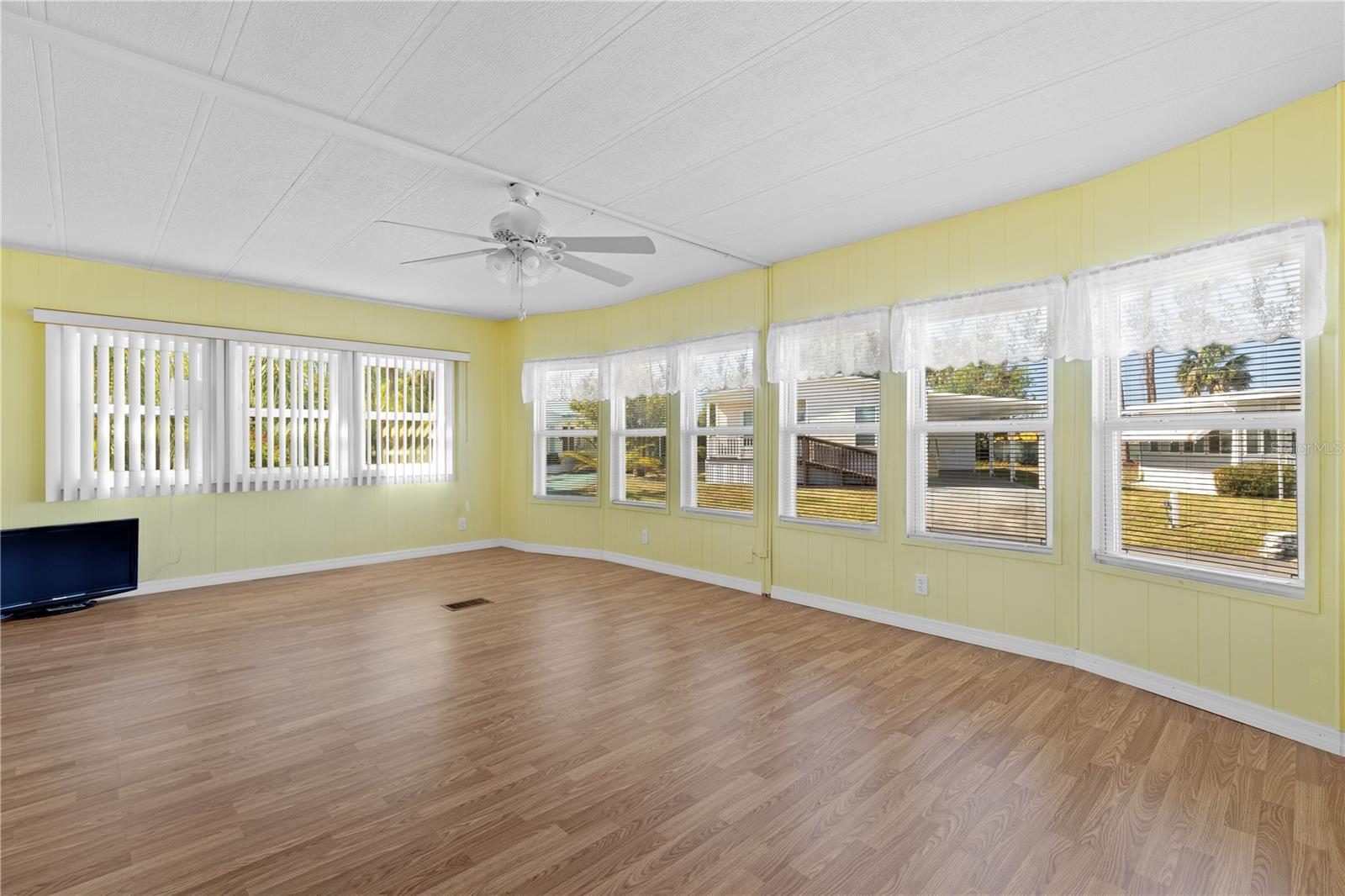 201 CARRIAGE LN, NORTH FORT MYERS, FL, 33917