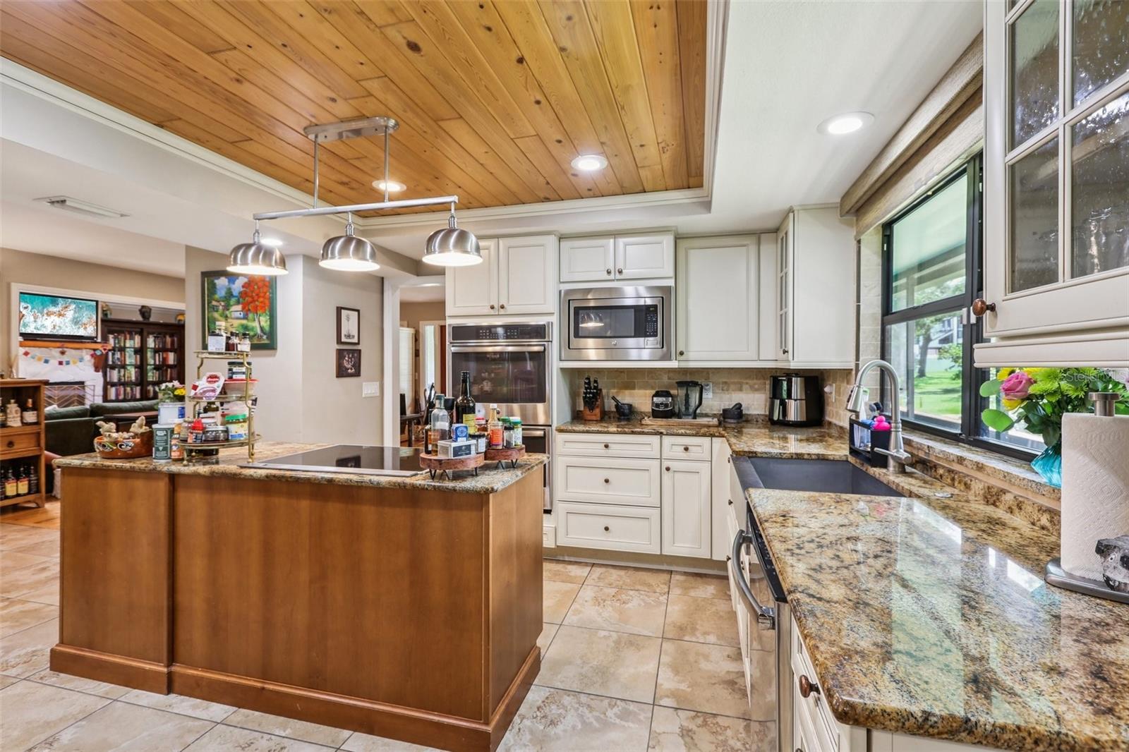 8614 HIBISCUS DR, TAMPA, FL, 33637