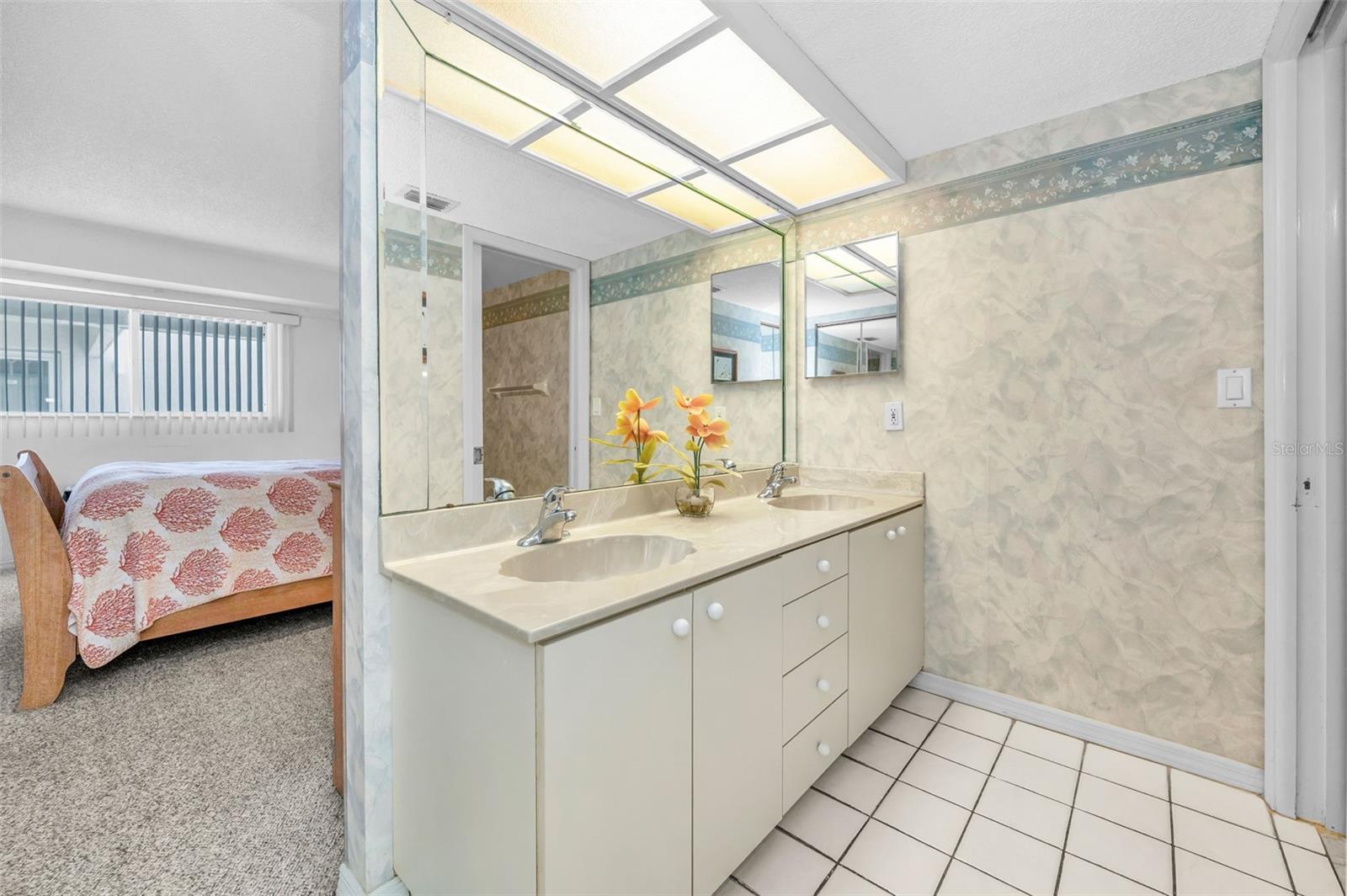 Primary en-suite bath